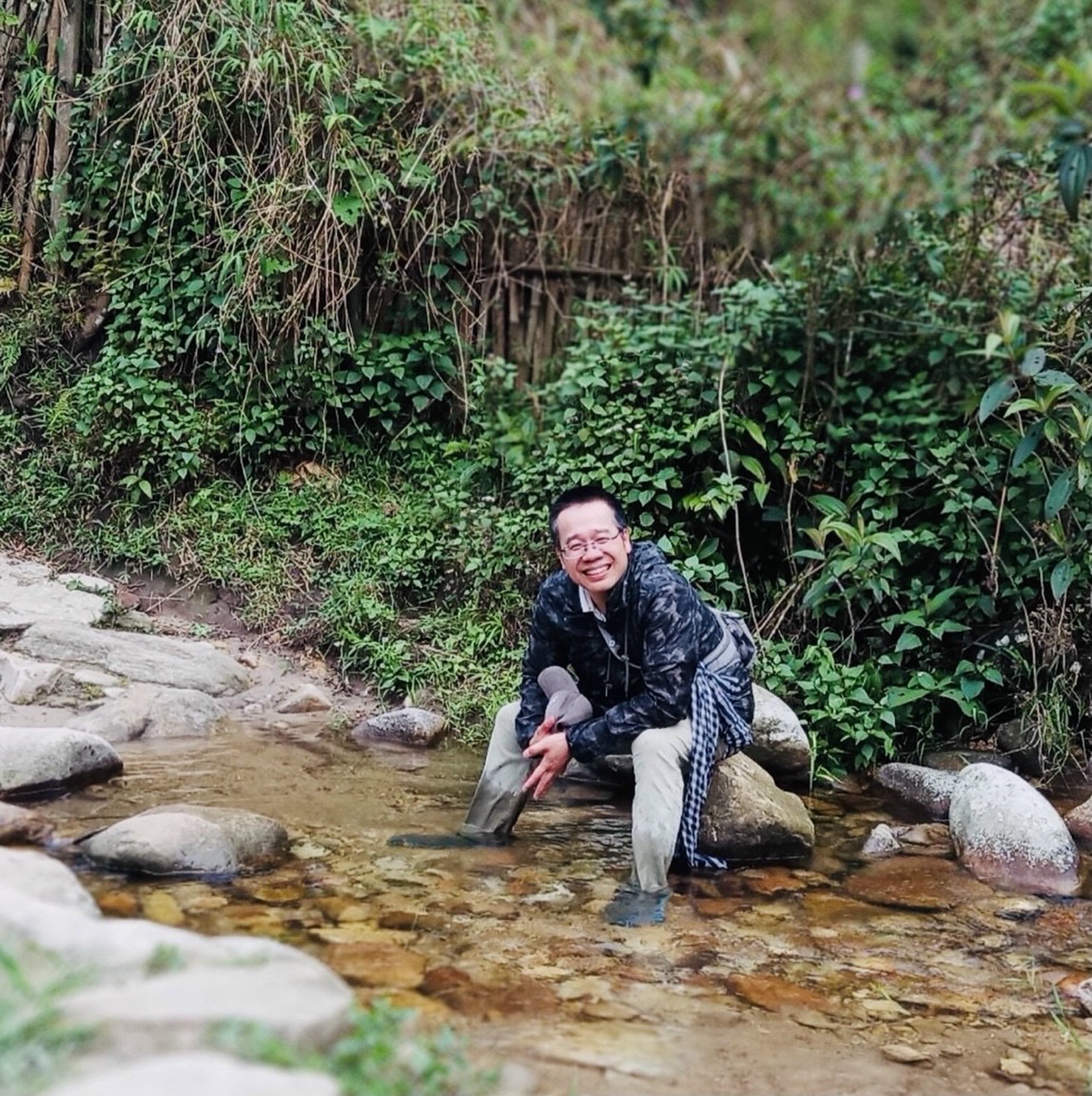 Nh&agrave; b&aacute;o Đỗ Do&atilde;n Ho&agrave;ng trong một lần đi t&aacute;c nghiệp.