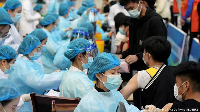 Tiêm phòng Covid-19 ở Thanh Đảo, Trung Quốc - Ảnh: China Daily.
