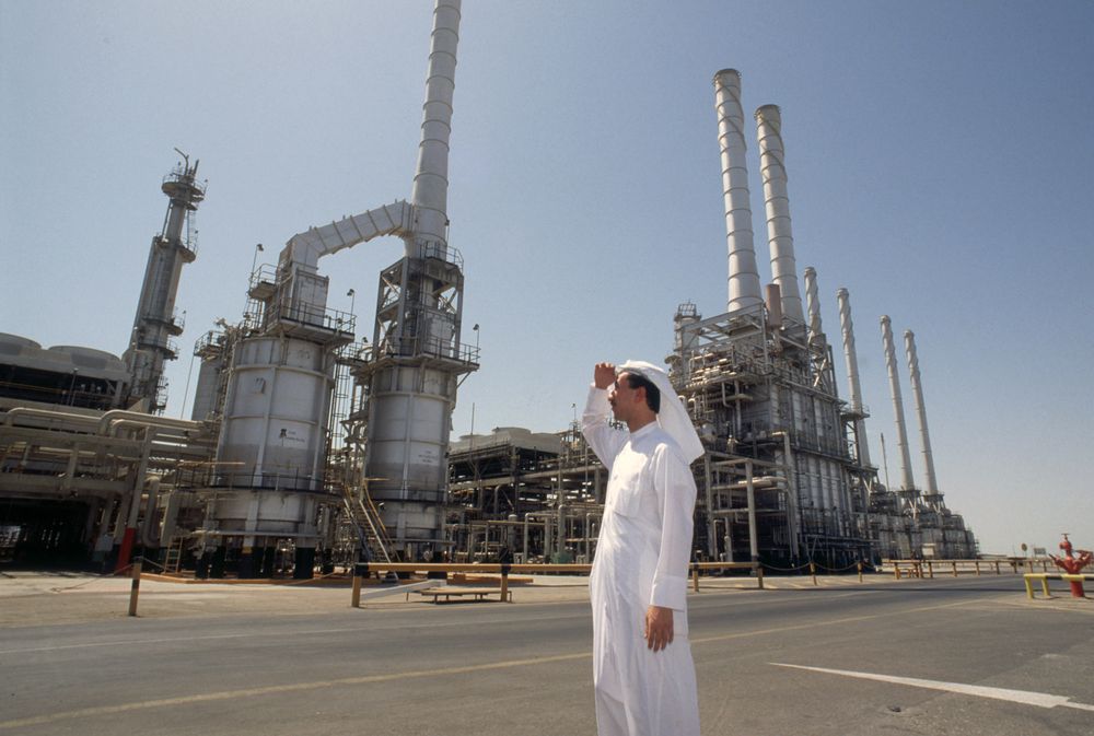 Giá dầu tăng vọt nhờ đồng USD xuống giá, tin đàm phán Mỹ-Iran
