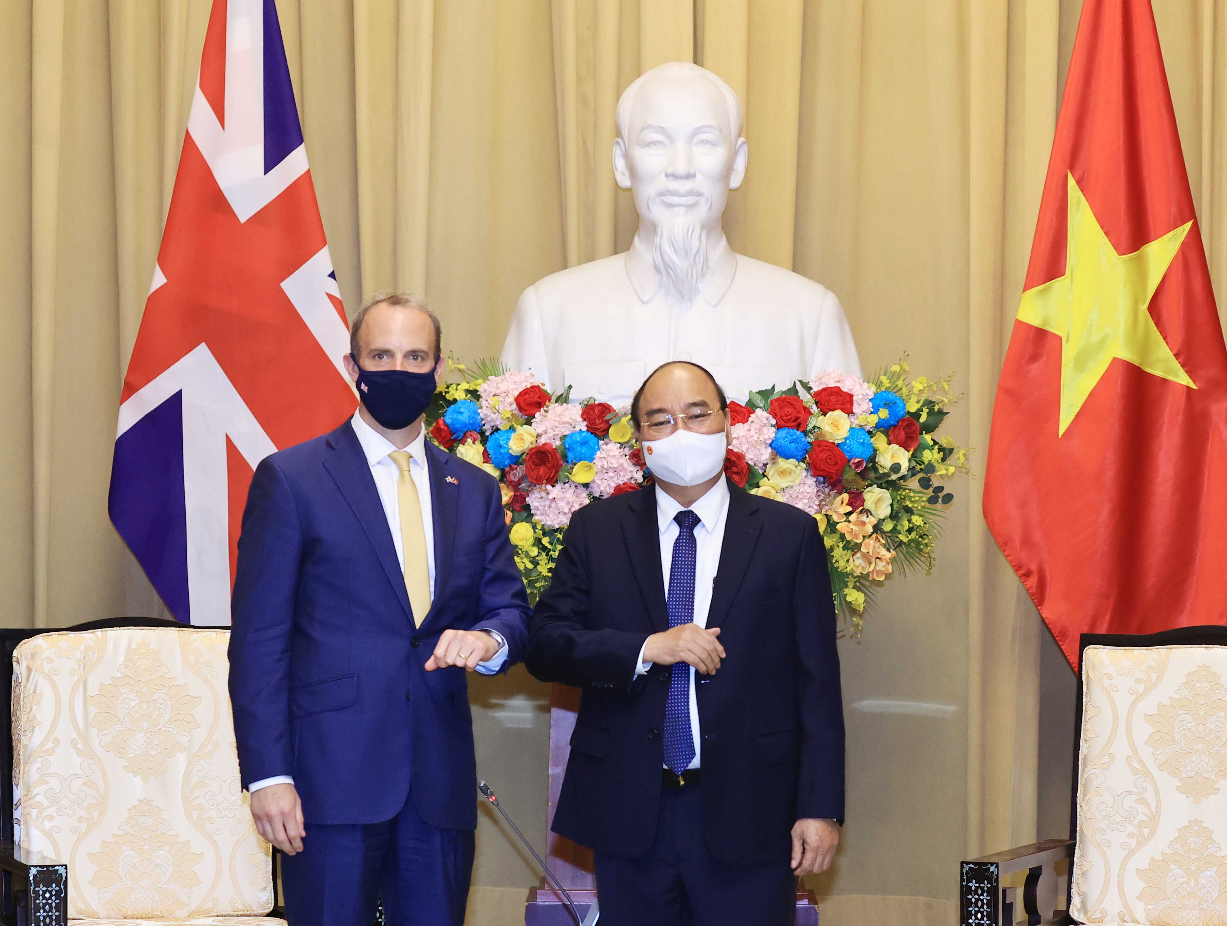 Chủ tịch nước Nguyễn Xuân Phúc đã tiếp Bộ trưởng thứ nhất, Bộ trưởng Bộ Ngoại giao và PG88 hơn 2,1 triệu thành viên Anh Dominic Raab - Ảnh: TTXVN