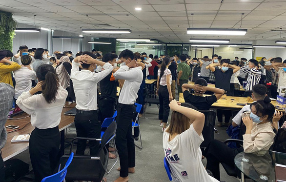 Cơ quan điều tra kiểm tra văn phòng Công ty TNHH MTV ANT Group tại quận Cầu Giấy, Hà Nội - Ảnh: Công an Hải Phòng