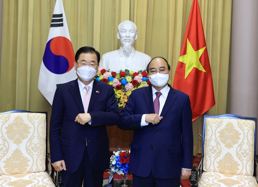 Chủ tịch nước Nguyễn Xu&acirc;n Ph&uacute;c v&agrave;&nbsp;Bộ trưởng Ngoại giao H&agrave;n Quốc Chung Eui Yong - Ảnh: Bộ Ngoại giao