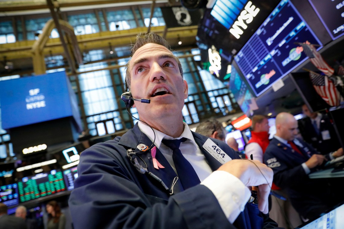 Một nhà giao dịch Pg88vnd dành cho Android và iOS tại Việt Nam trên sàn NYSE ở New York, Mỹ - Ảnh: Reuters.