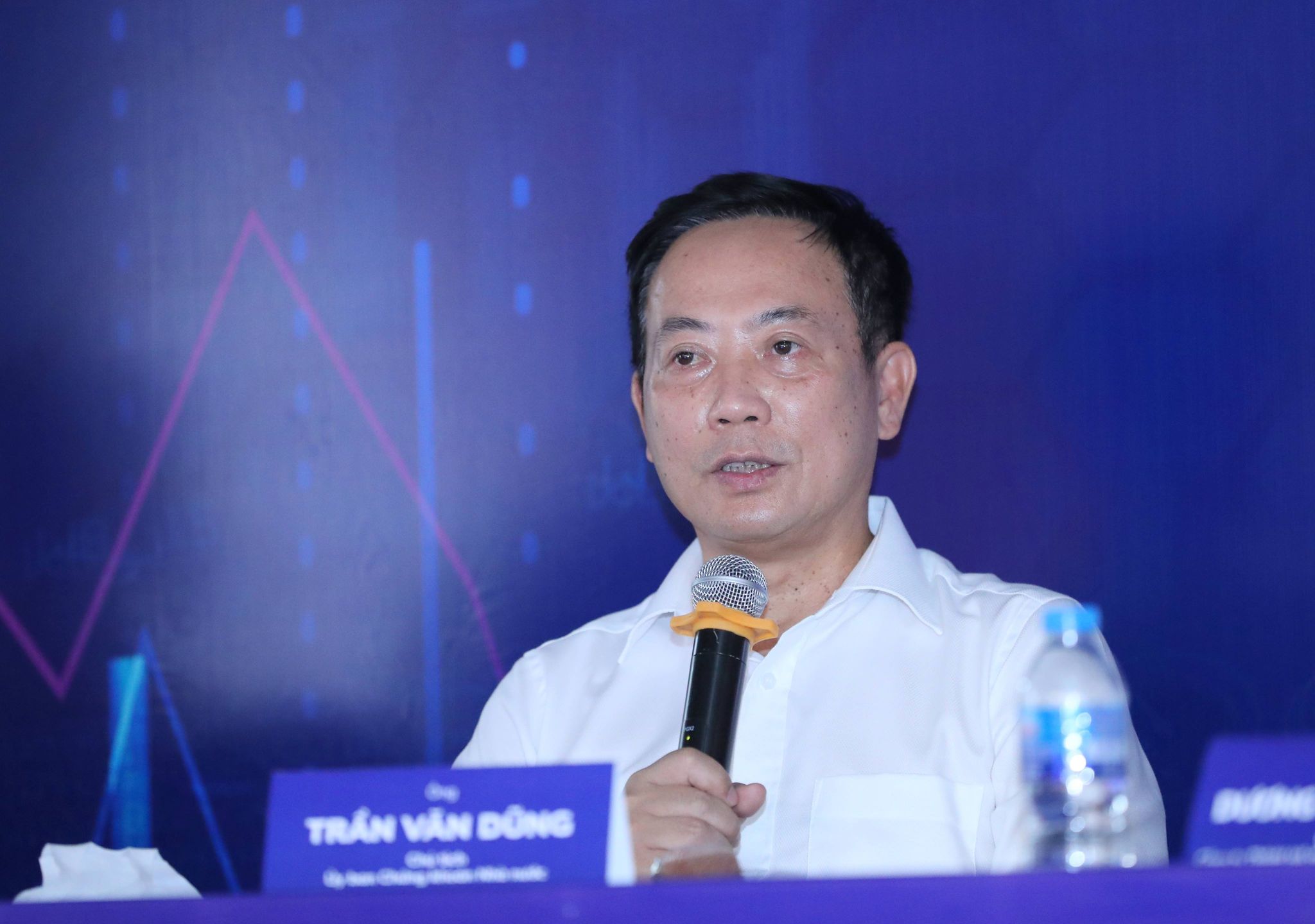 &Ocirc;ng Trần Văn Dũng, Chủ tịch UBCK Nh&agrave; nước ch&iacute;nh&nbsp; thức&nbsp; l&ecirc;n&nbsp; tiếng&nbsp; xin&nbsp; lỗi&nbsp; nh&agrave;&nbsp; đầu&nbsp; tư. &nbsp;