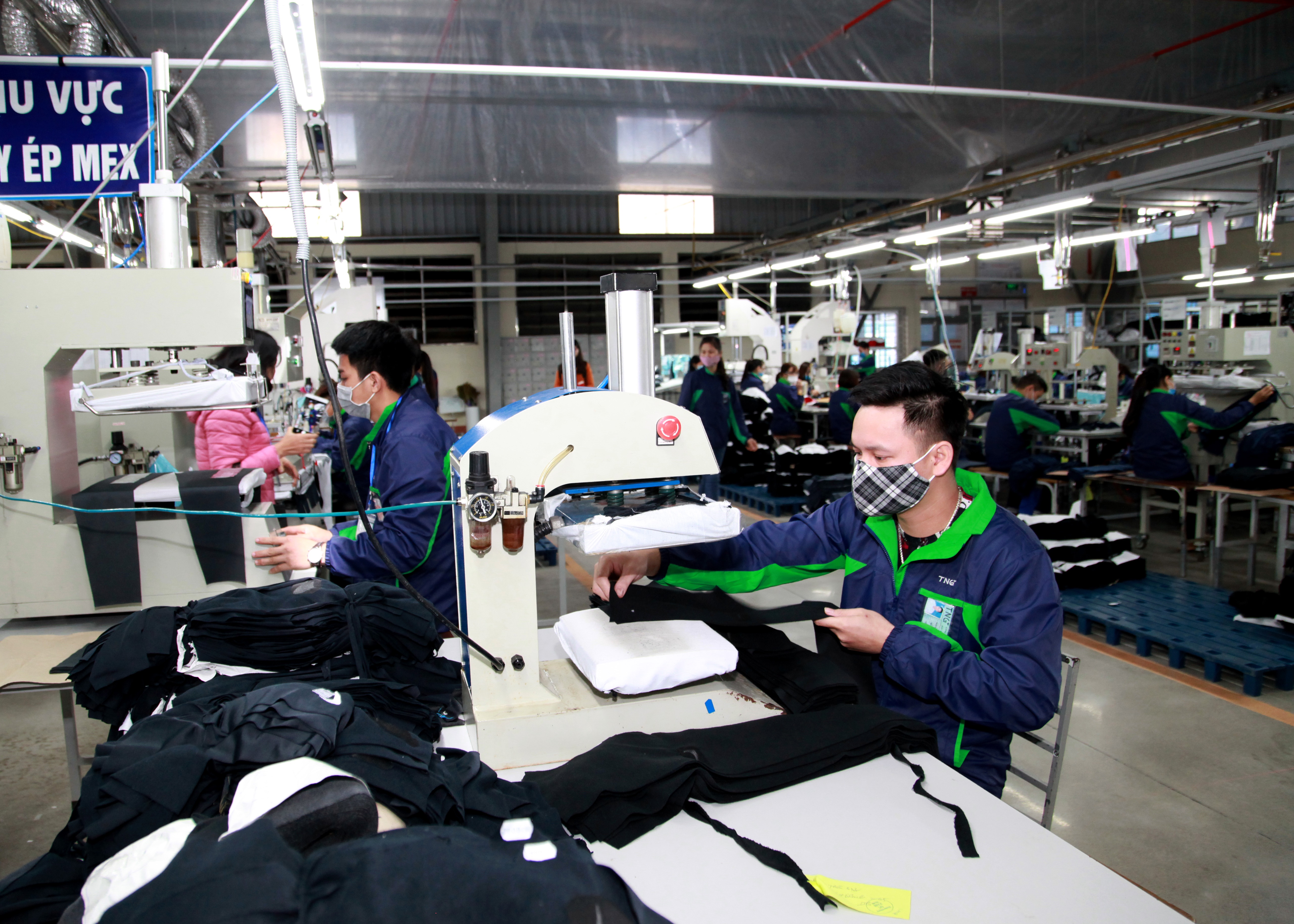 C&ocirc;ng nh&acirc;n một PG88 Link Dễ Nhớ Pg88.com chuy&ecirc;n sản xuất h&agrave;ng may mặc. Ảnh - Mạnh Dũng.&nbsp;