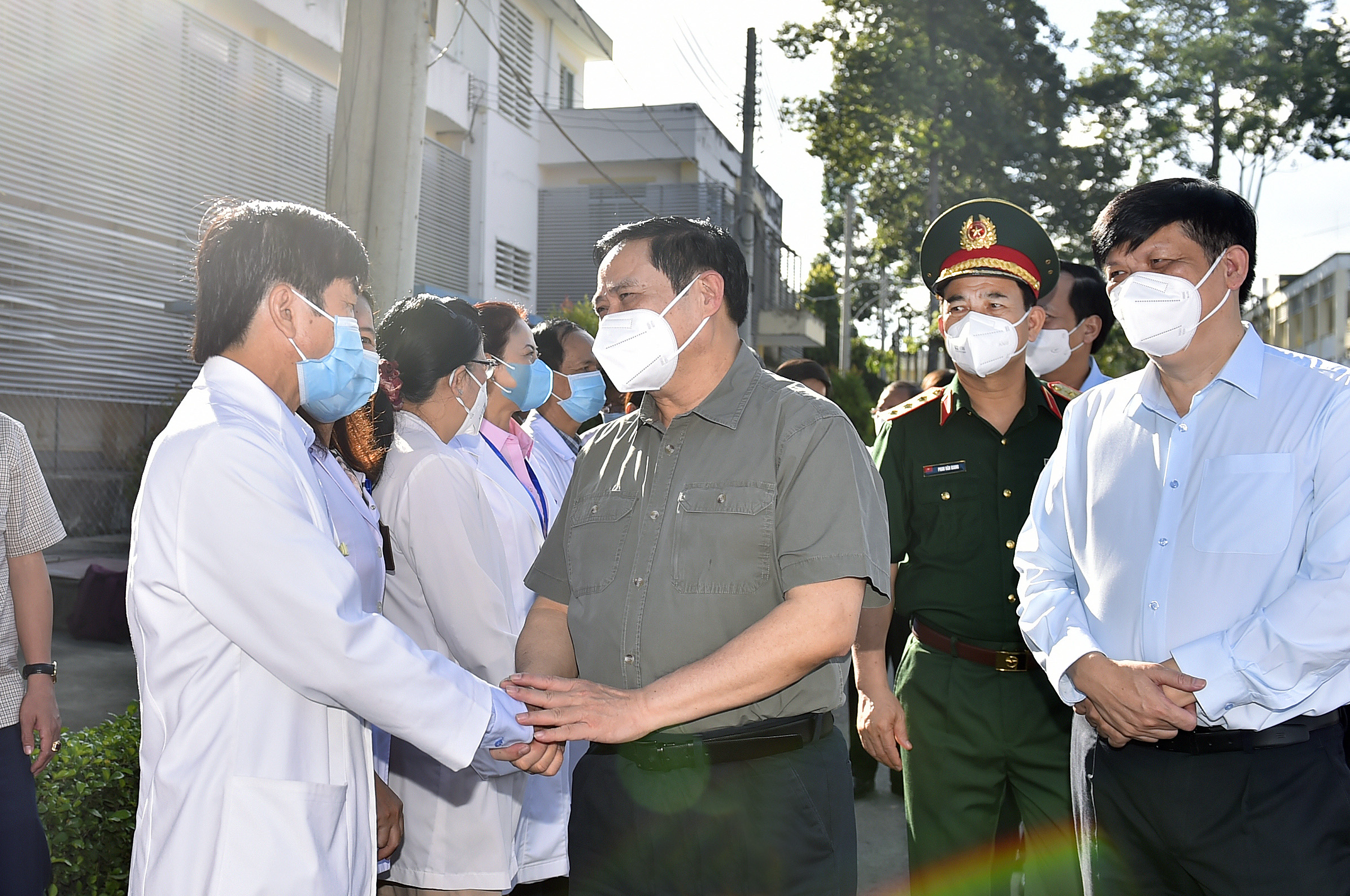 Thủ tướng động vi&ecirc;n đội ngũ c&aacute;n bộ y, b&aacute;c sĩ BV đa khoa tỉnh B&igrave;nh Dương n&oacute;i ri&ecirc;ng v&agrave; đội ngũ y, b&aacute;c sĩ cả nước n&oacute;i chung đang ng&agrave;y đ&ecirc;m chiến đấu bảo vệ sức khỏe người d&acirc;n. Ảnh: VGP.