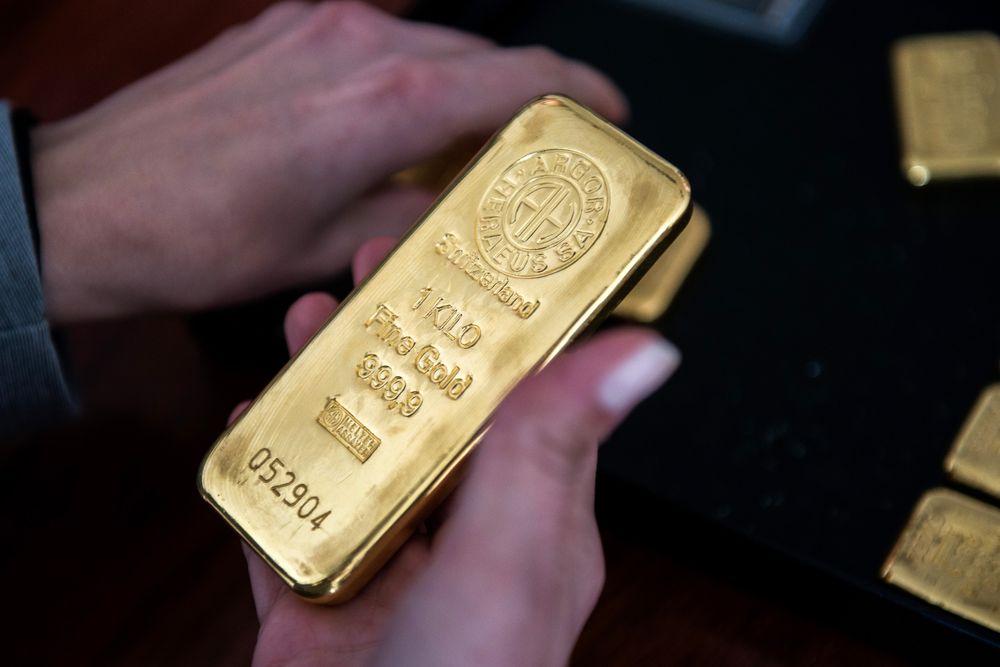 Vàng tụt giá sáng đầu tuần, USD tự do tăng mạnh