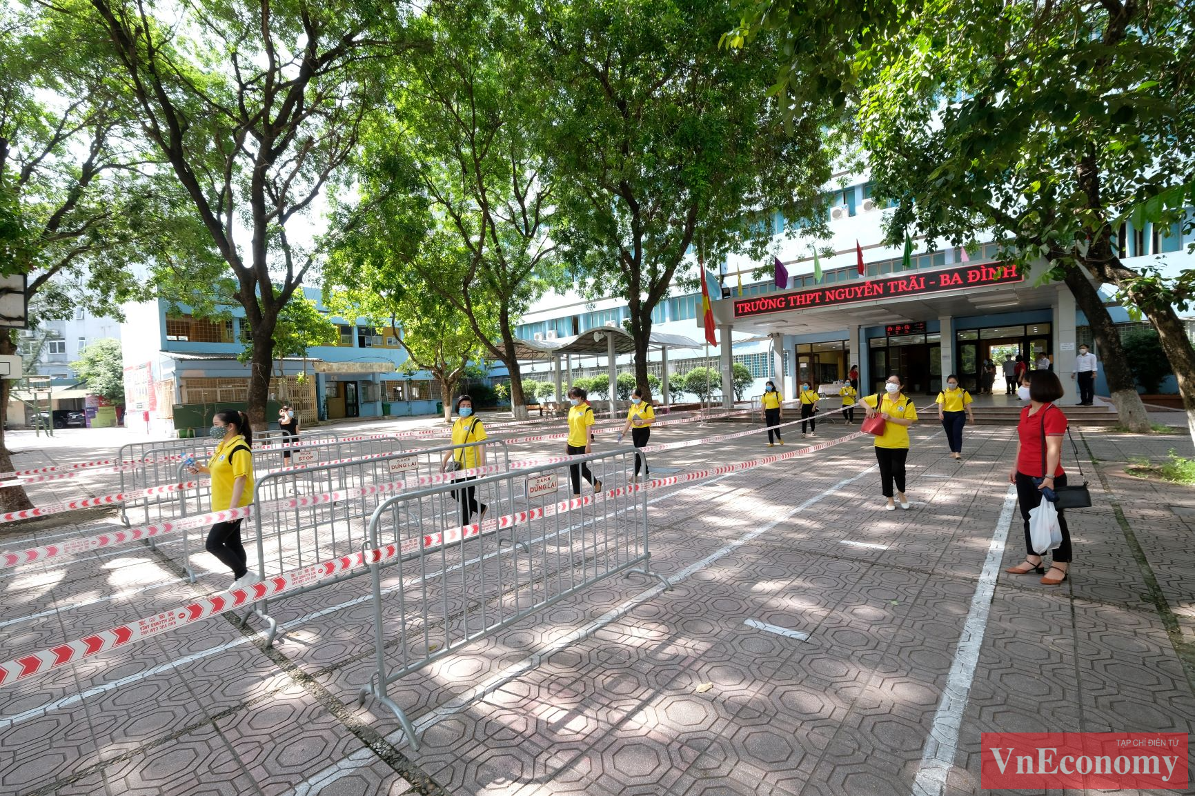 Cũng gi&ocirc;́ng như kỳ thi vào lớp 10, thành ph&ocirc;́ Hà N&ocirc;̣i ti&ecirc;́n hành ph&acirc;n lu&ocirc;̀ng thí sinh ngay từ ngoài m&ocirc;̃i đi&ecirc;̉m thi đ&ocirc;̀ng thời&nbsp;bố tr&iacute; khu vực thuận lợi để phụ huynh chờ đ&oacute;n th&iacute; sinh trong thời gian tổ chức kỳ thi.