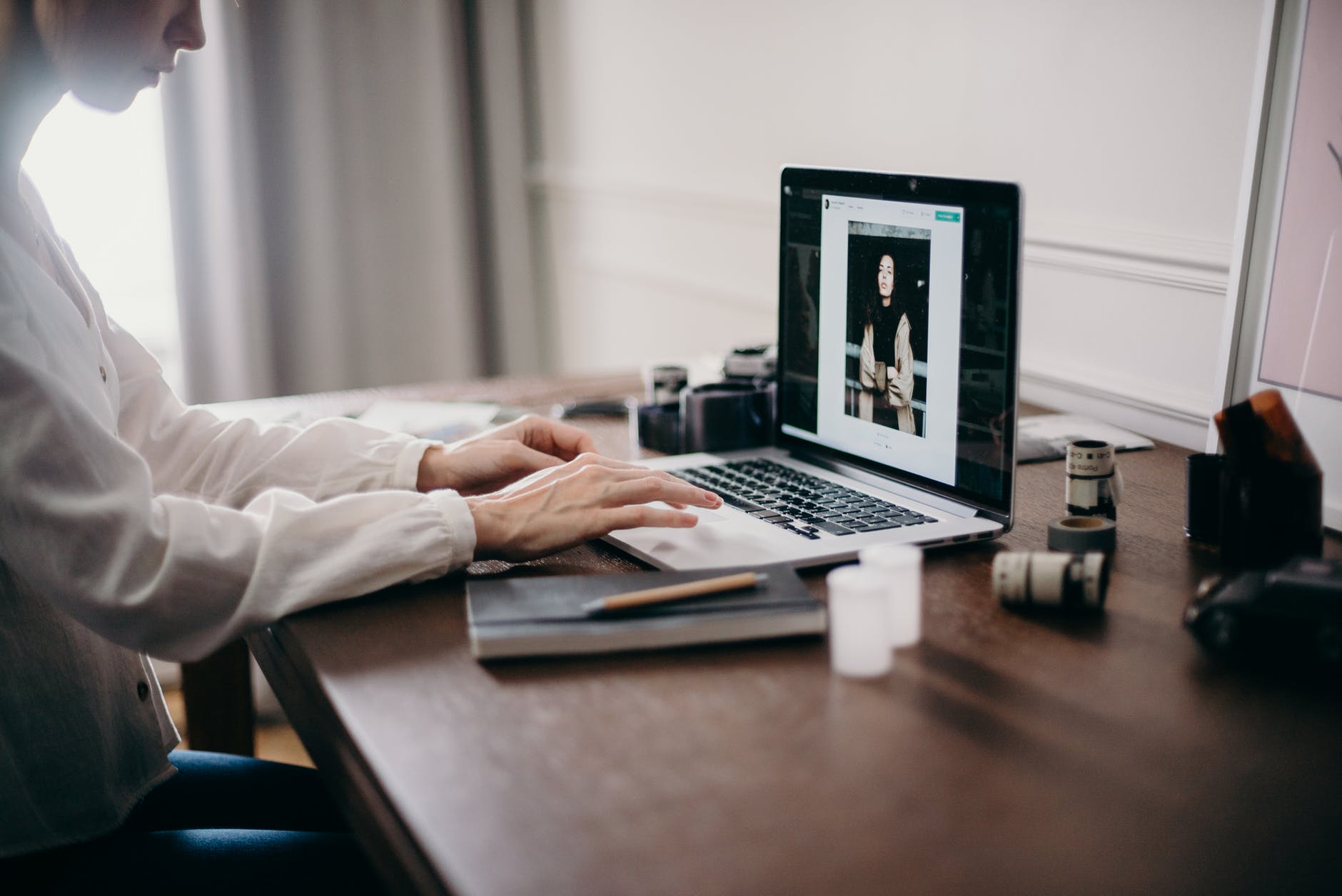 Thời gian online b&igrave;nh qu&acirc;n của người Việt trong đại dịch đỉnh điểm l&ecirc;n tới 4,2 giờ/ng&agrave;y.
