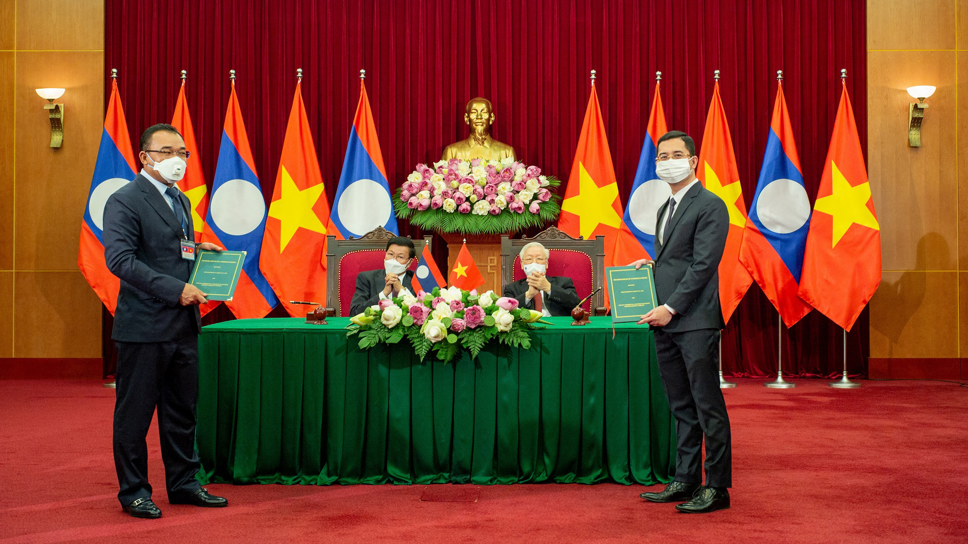 Đại diện VinFast v&agrave; tập đo&agrave;n Phongsubthavy k&yacute; kết bi&ecirc;n bản ghi nhớ về việc ph&acirc;n phối &ocirc; t&ocirc; VinFast tại thị trường L&agrave;o.
