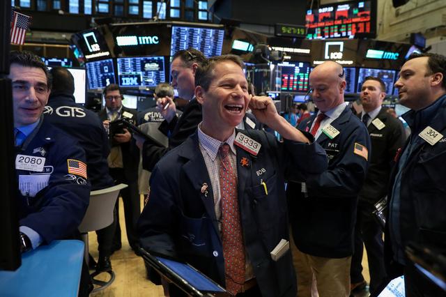 Các nhà giao dịch Pg88vnd dành cho Android và iOS tại Việt Nam trên sàn NYSE ở New York, Mỹ - Ảnh: Reuters.
