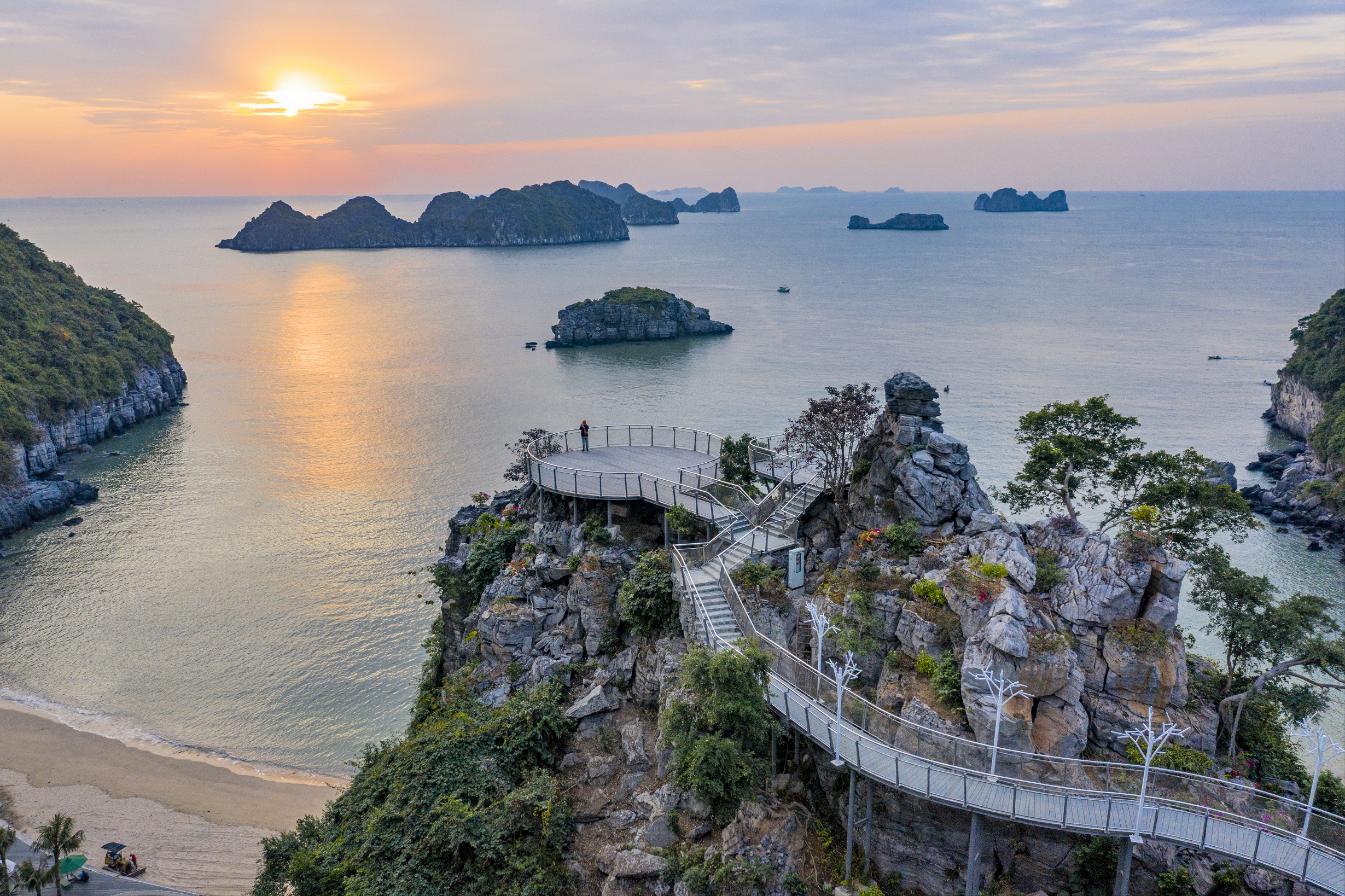 Được đứng bên nhau ngắm cảnh trời cao biển rộng từ Lan Hạ Panorama và trao gửi lời yêu thương lãng mạn thì còn gì bằng!