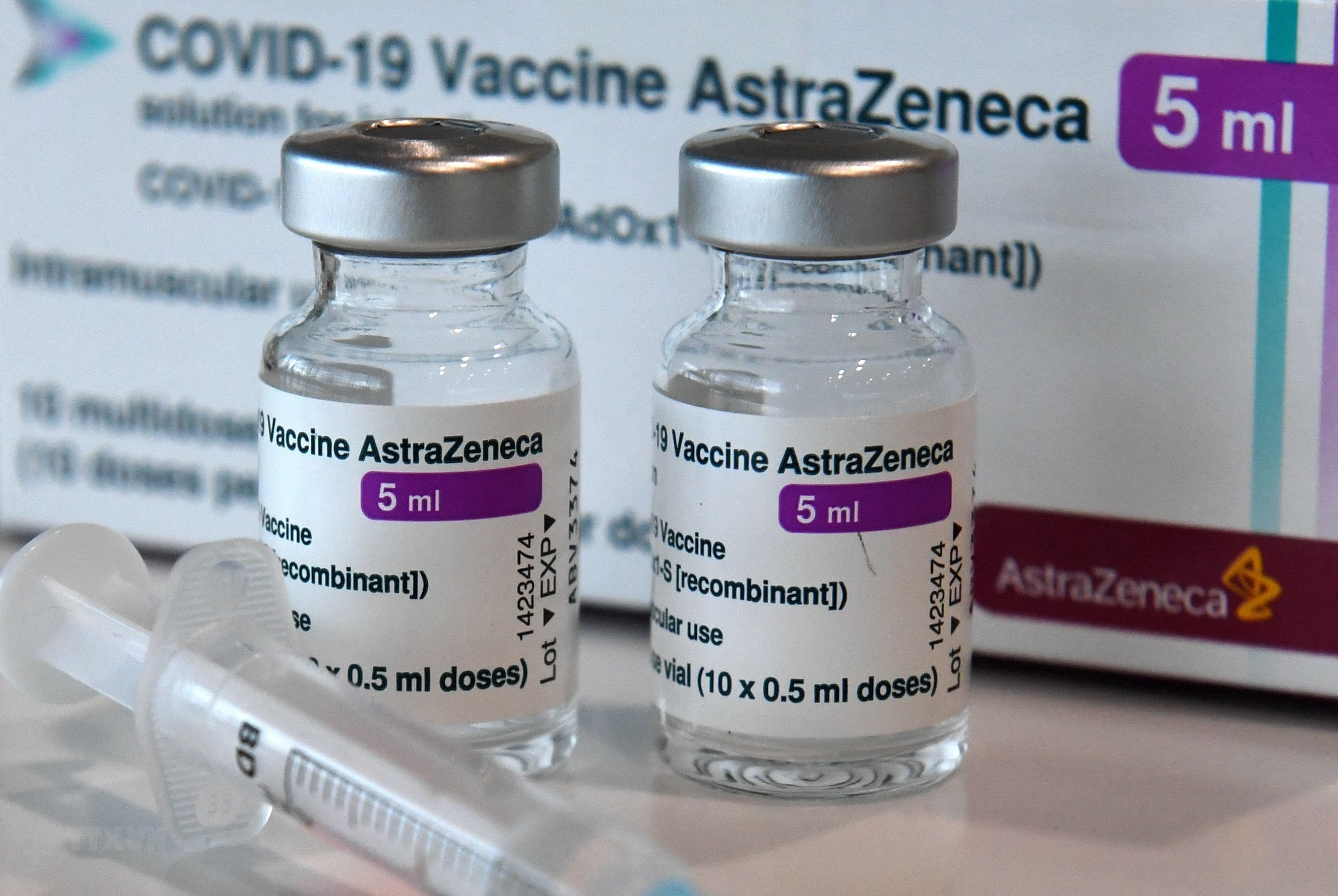 Chính phủ duyệt bổ sung hơn 7.600 tỷ đồng mua vaccine Covid-19 của AstraZeneca và Pfizer