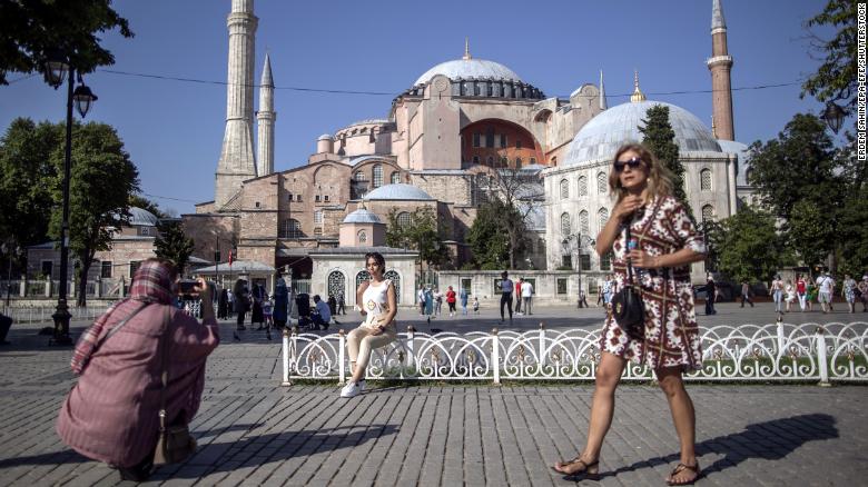 Du khách ở Istanbul, Thổ Nhĩ Kỳ, hôm 27/6/2021 - Ảnh: EPA/CNN.