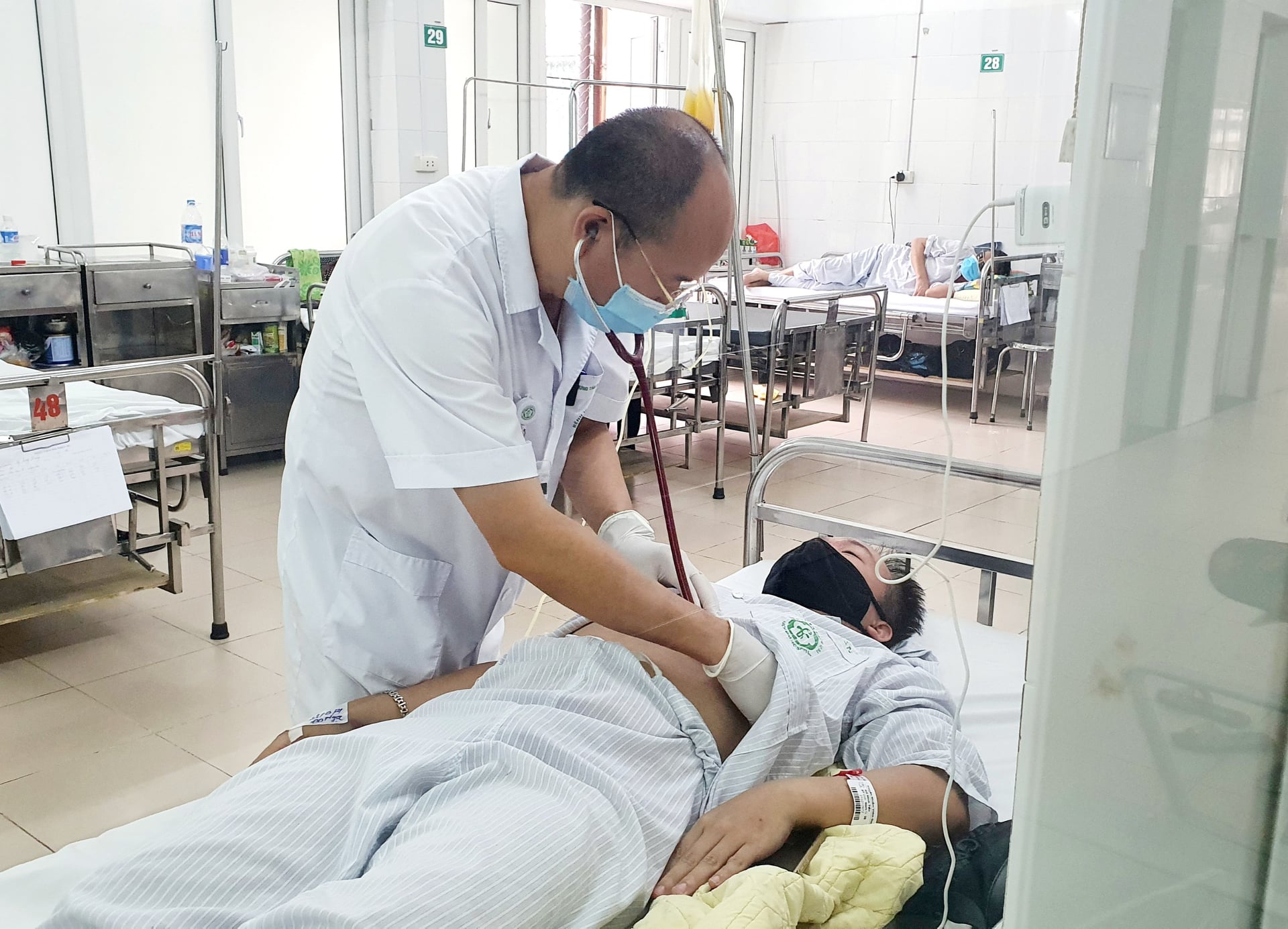 PGS.TS Đỗ Duy Cường thăm khám cho bệnh nhân tại Trung tâm bệnh nhiệt đới, Bệnh viện Bạch Mai.