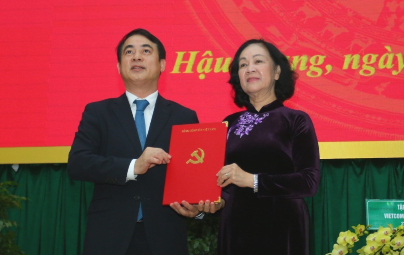 B&agrave; Trương Thị Mai trao quyết định cho &ocirc;ng Nghi&ecirc;m Xu&acirc;n Th&agrave;nh - Ảnh: VGP.