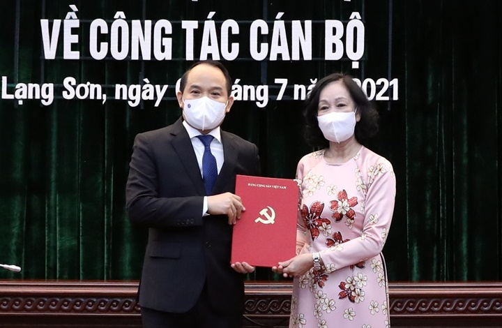 B&agrave; Trương Thị Mai trao quyết định cho &ocirc;ng Nguyễn Quốc Đo&agrave;n - Ảnh: VGP.