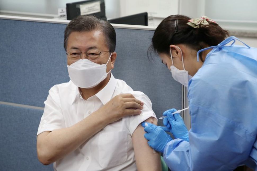 Tổng thống H&agrave;n Quốc Moon Jae-in ti&ecirc;m vaccine Covid-19 tại Seoul ng&agrave;y 23/3/2021 - Ảnh: Reuters