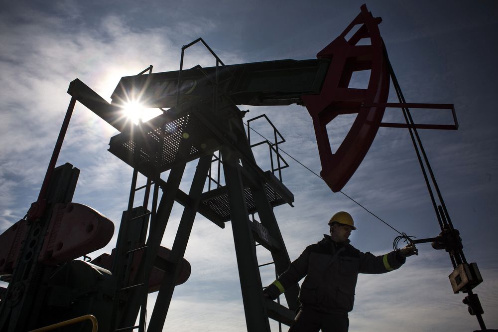 Cuộc họp OPEC+ bị huỷ do liên minh khủng hoảng, giá dầu lên đỉnh mới