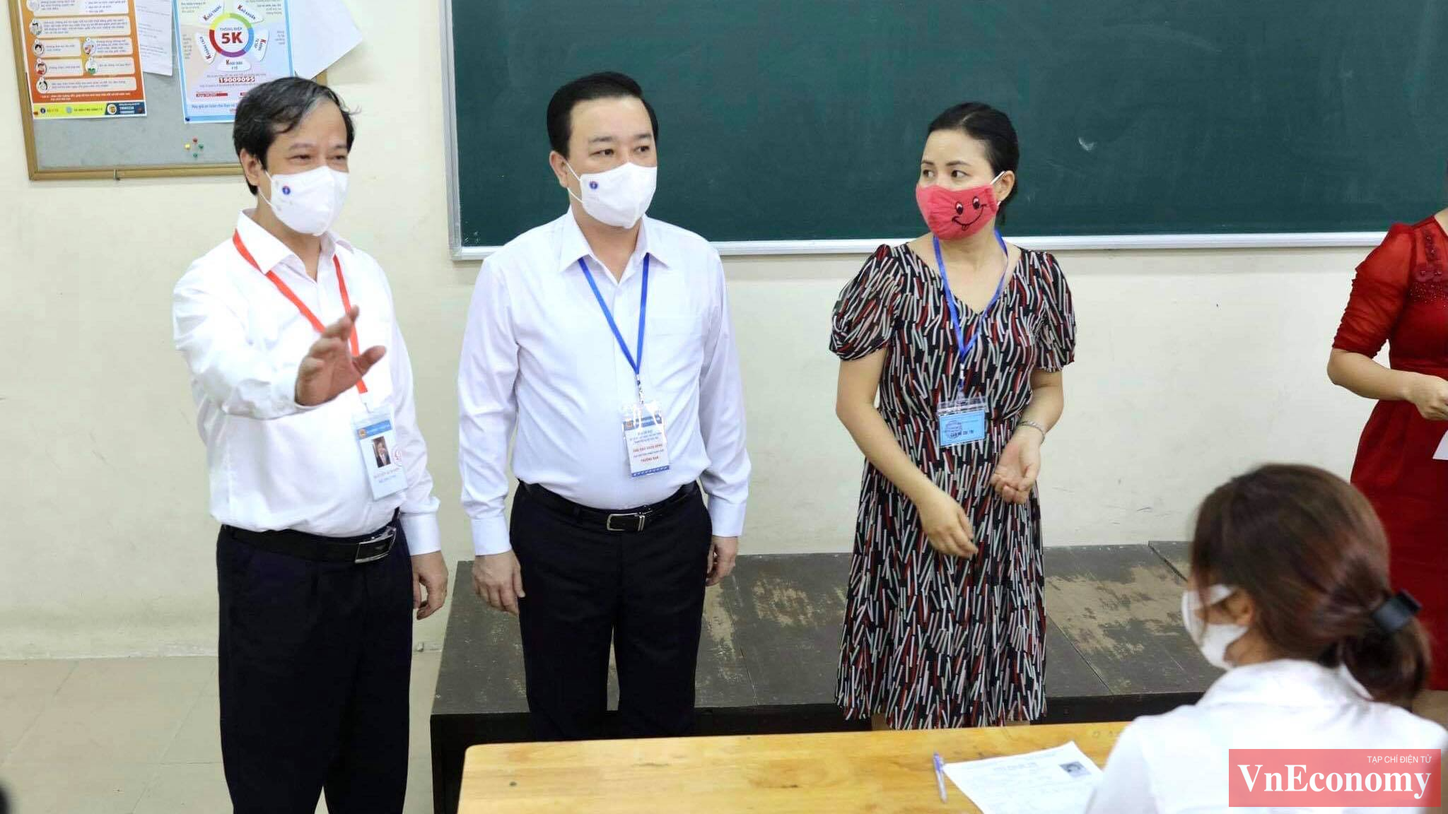Bộ trưởng Bộ GD&ĐT Nguyễn Kim Sơn đ&atilde; c&oacute; mặt từ sớm tại điểm thi trường THPT Chu Văn An (H&agrave; Nội) để kiểm tra c&ocirc;ng t&aacute;c ph&ograve;ng chống dịch của kỳ thi tốt nghiệp THPT năm nay.