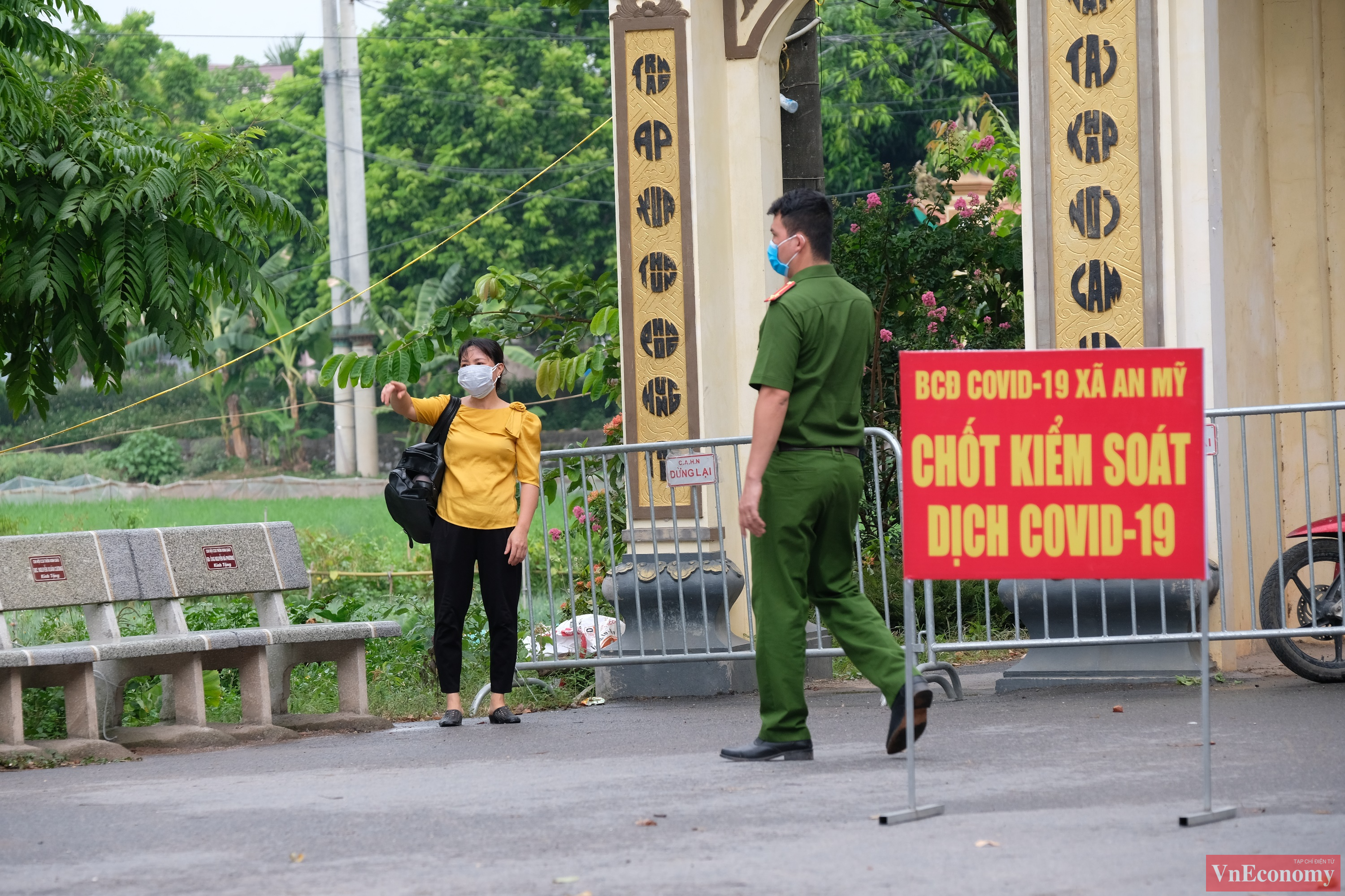 Một số người d&acirc;n mang theo nhiều đồ đạc đến khu vực tập trung x&eacute;t nghiệm r&agrave; so&aacute;t, chuẩn bị tinh thần cho nhiều ng&agrave;y c&aacute;ch ly tập trung sắp tới.&nbsp;