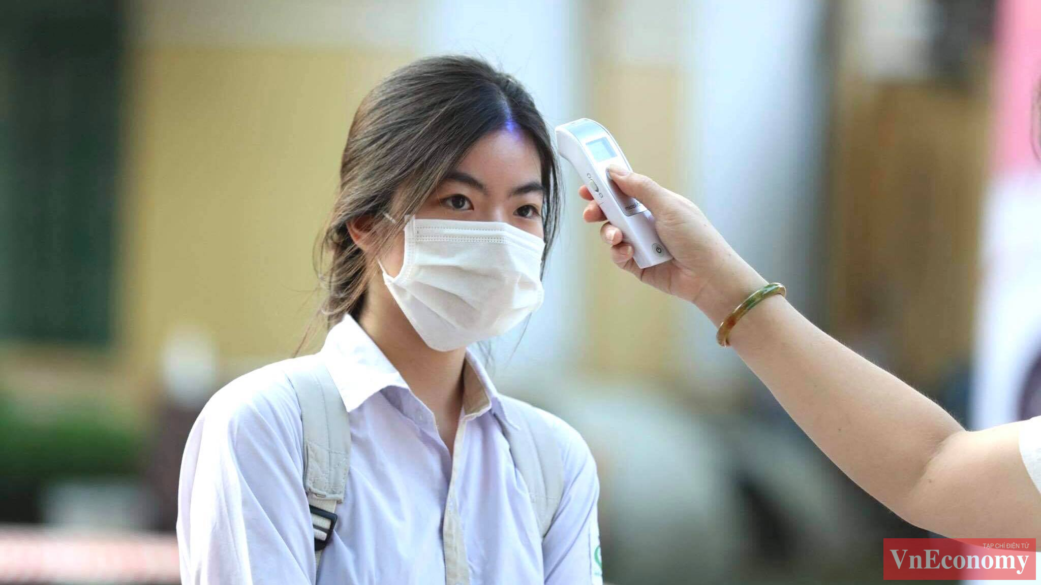 S&aacute;ng nay, từ 6h, đ&atilde; c&oacute; nhiều th&iacute; sinh đến điểm thi trường THPT Chu Văn An. Trước khi v&agrave;o ph&ograve;ng thi c&aacute;c th&iacute; sinh đều phải đo th&acirc;n nhiệt v&agrave; rửa tay khử khuẩn.