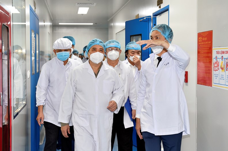 Thủ tướng thăm C&ocirc;ng ty cổ phần c&ocirc;ng nghệ sinh học dược Nanogen-đơn vị nghi&ecirc;n cứu, sản xuất vaccine ph&ograve;ng COVID-19 Nanocovax tại khu c&ocirc;ng nghệ cao TPHCM - Ảnh: VGP