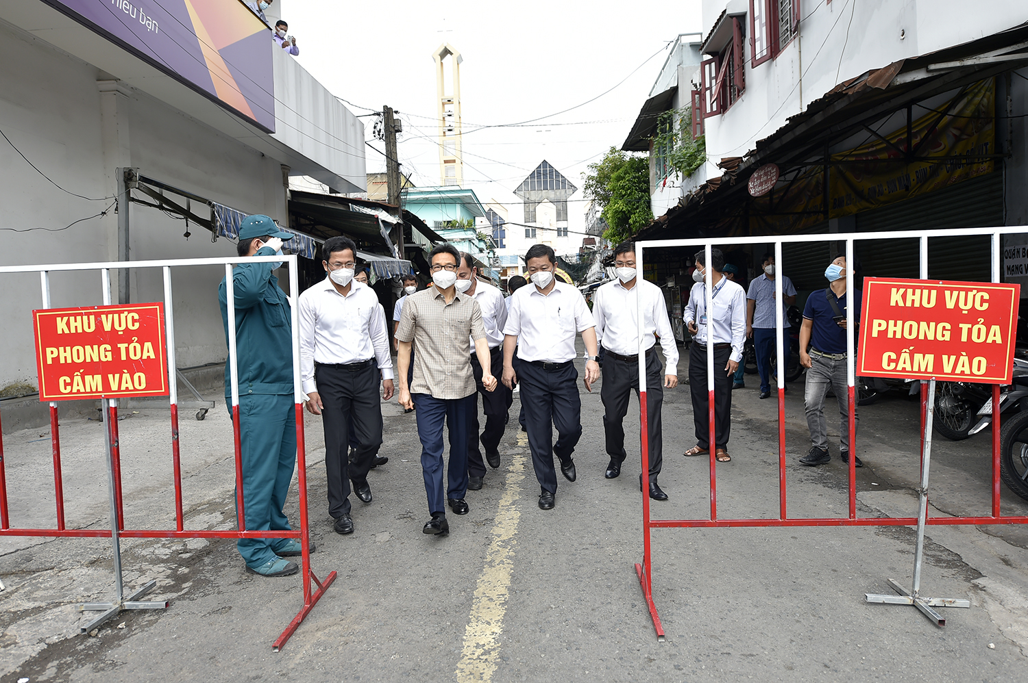Phó Thủ tướng Vũ Đức Đam thị sát một khu phong toả trên địa bàn phường Tấn Thới Nhất, Quận 12, sáng 8/7. Ảnh - VGP. 
