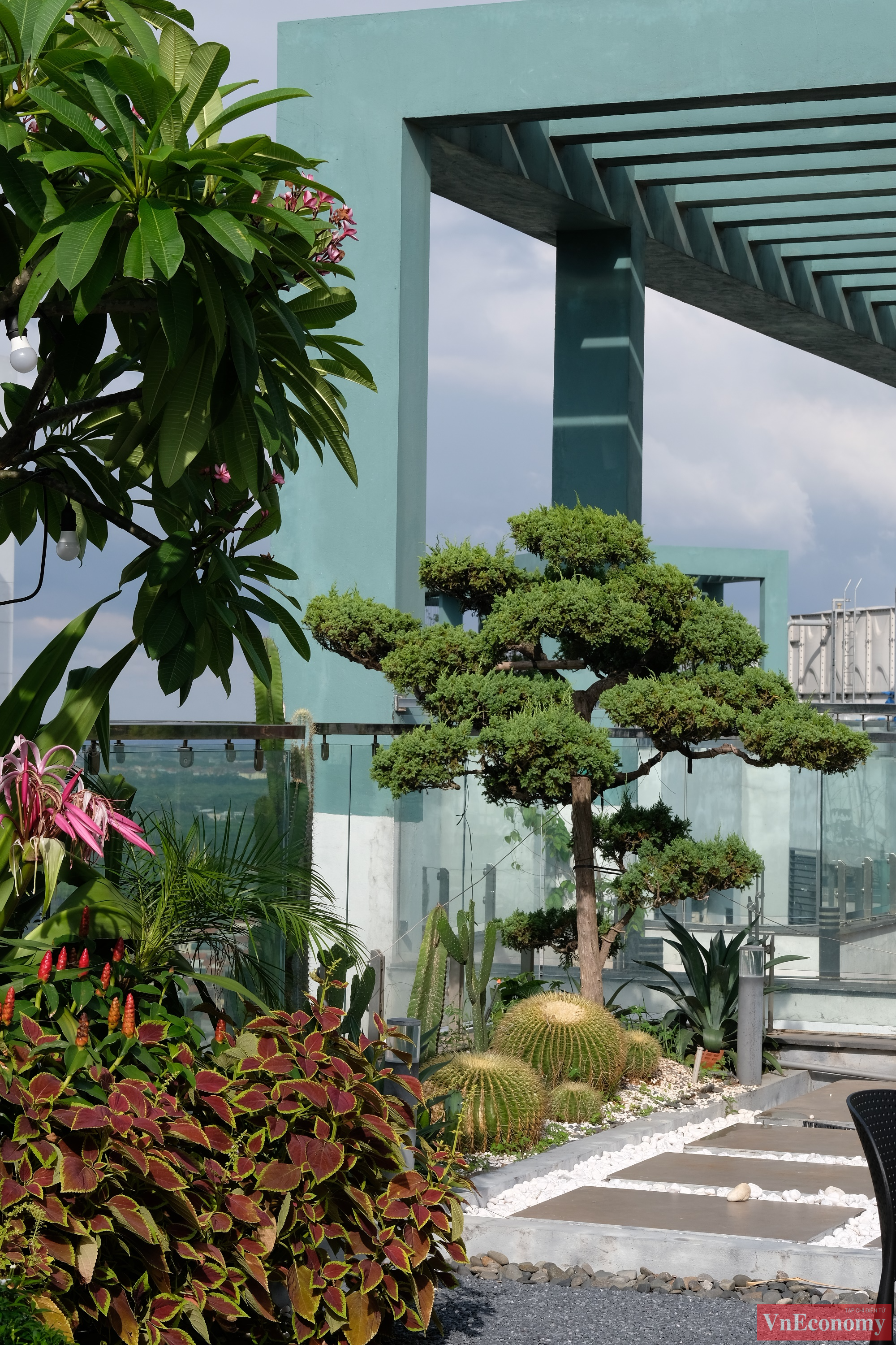 Khu vực s&acirc;n vườn của căn penthouse được vợ chồng gia chủ tận dụng tối đa để vừa c&oacute; kh&ocirc;ng gian cho những buổi tiệc ngo&agrave;i trời c&ugrave;ng bạn b&egrave;, vừa c&oacute; những g&oacute;c 