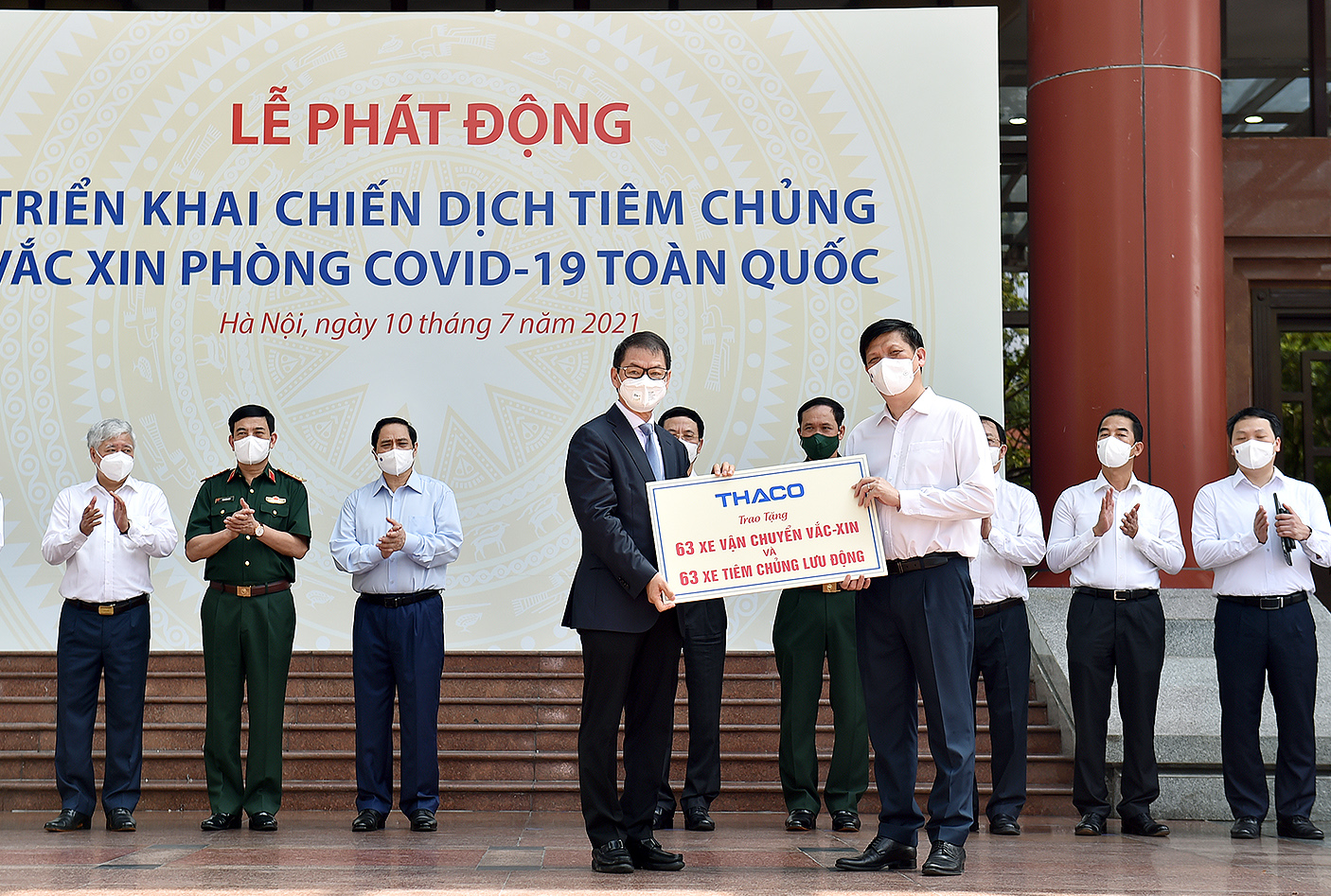Đại diện Tập đoàn THACO trao tặng 63 xe vận chuyển vaccine và 63 xe tiêm lưu động cho Bộ Y tế.