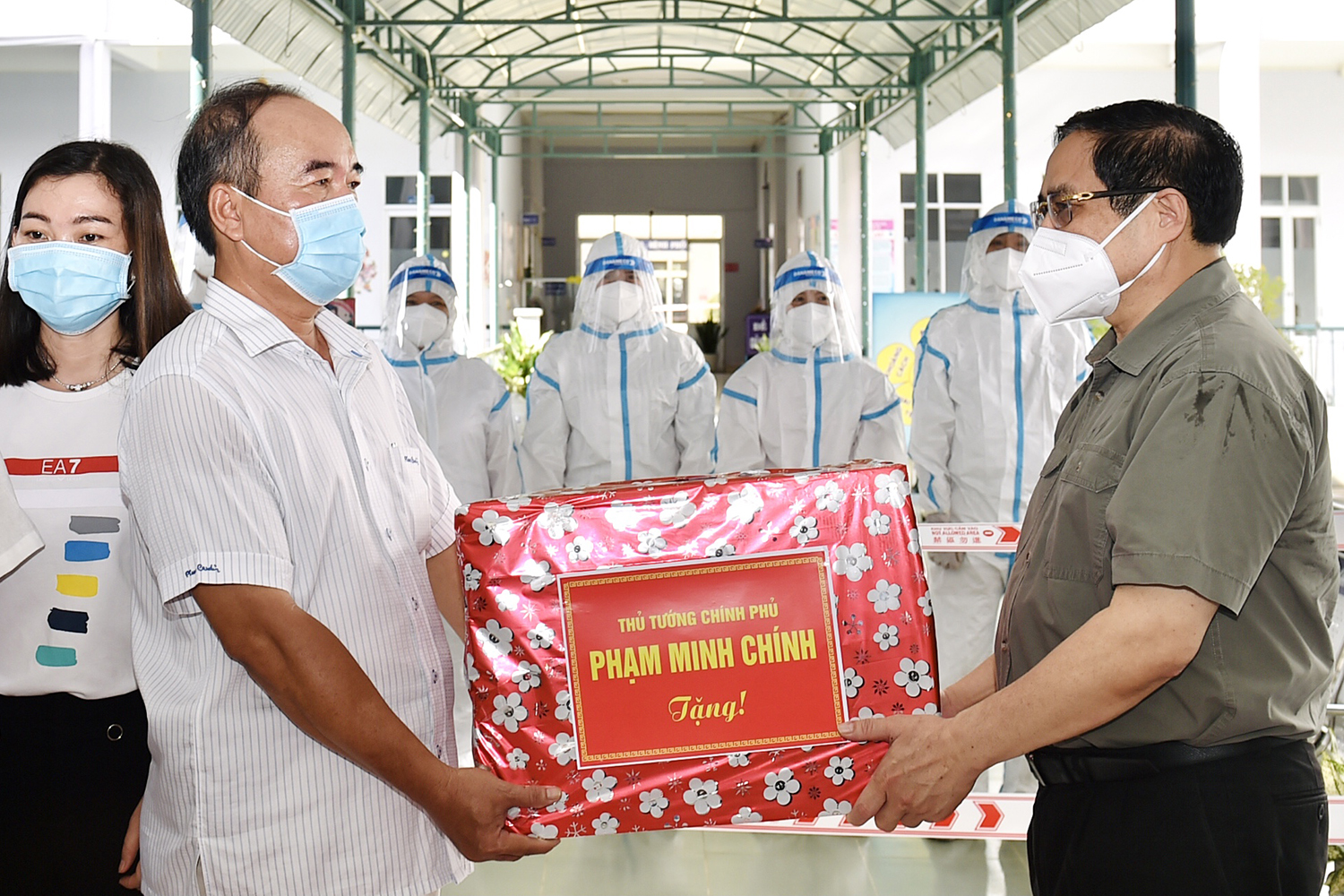 Thủ tướng tặng qu&agrave; động viện đội ngũ y tế đang thực hiện nhiệm vụ điều trị cho bệnh nh&acirc;n mắc Covidd-19 tại đ&acirc;y.