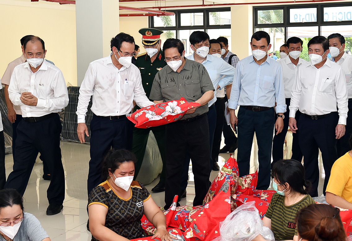 Thủ tướng xem x&eacute;t sự chuẩn bị cơ sở vật chất cho sinh hoạt&nbsp;của lực lượng thực hiện nhiệm vụ tại khu vực n&agrave;y.