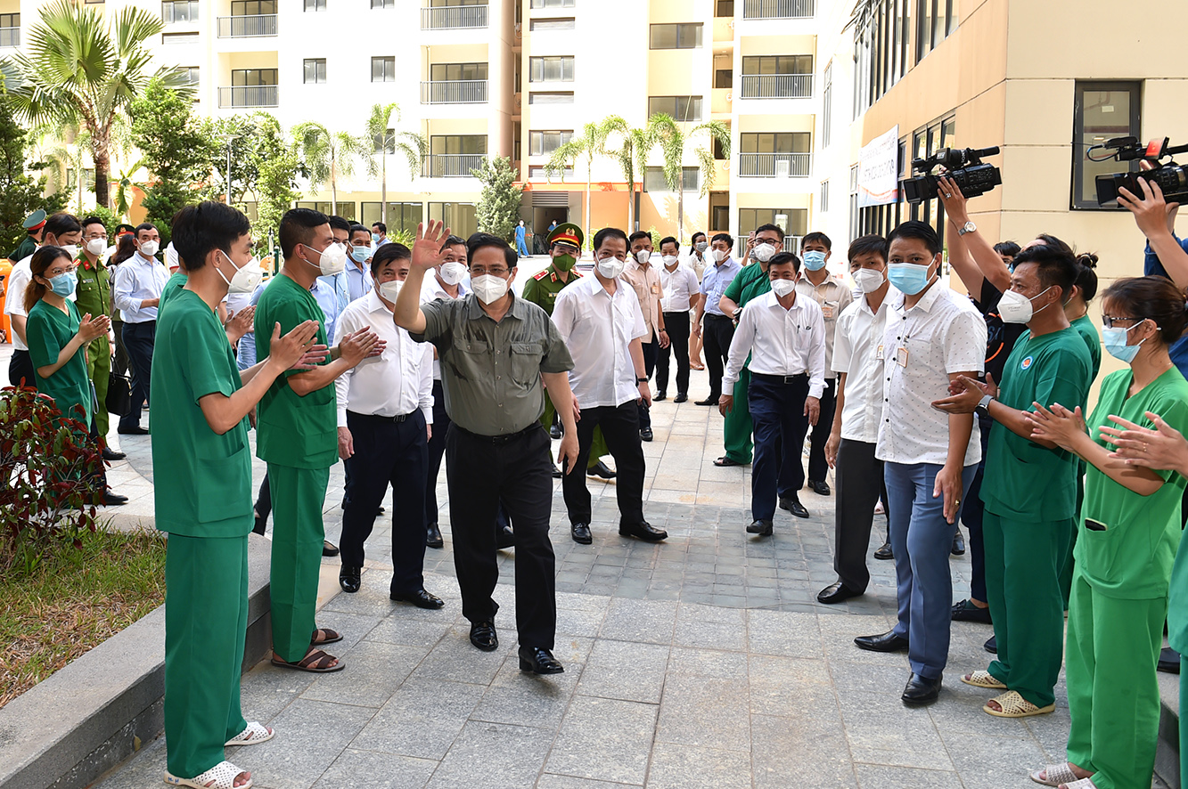 Thủ tướng c&ugrave;ng đo&agrave;n c&ocirc;ng t&aacute;c Ch&iacute;nh phủ tới khu vực chuẩn bị để tiếp nhận bệnh nh&acirc;n tại phường An Kh&aacute;nh, TP. Thủ Đức.