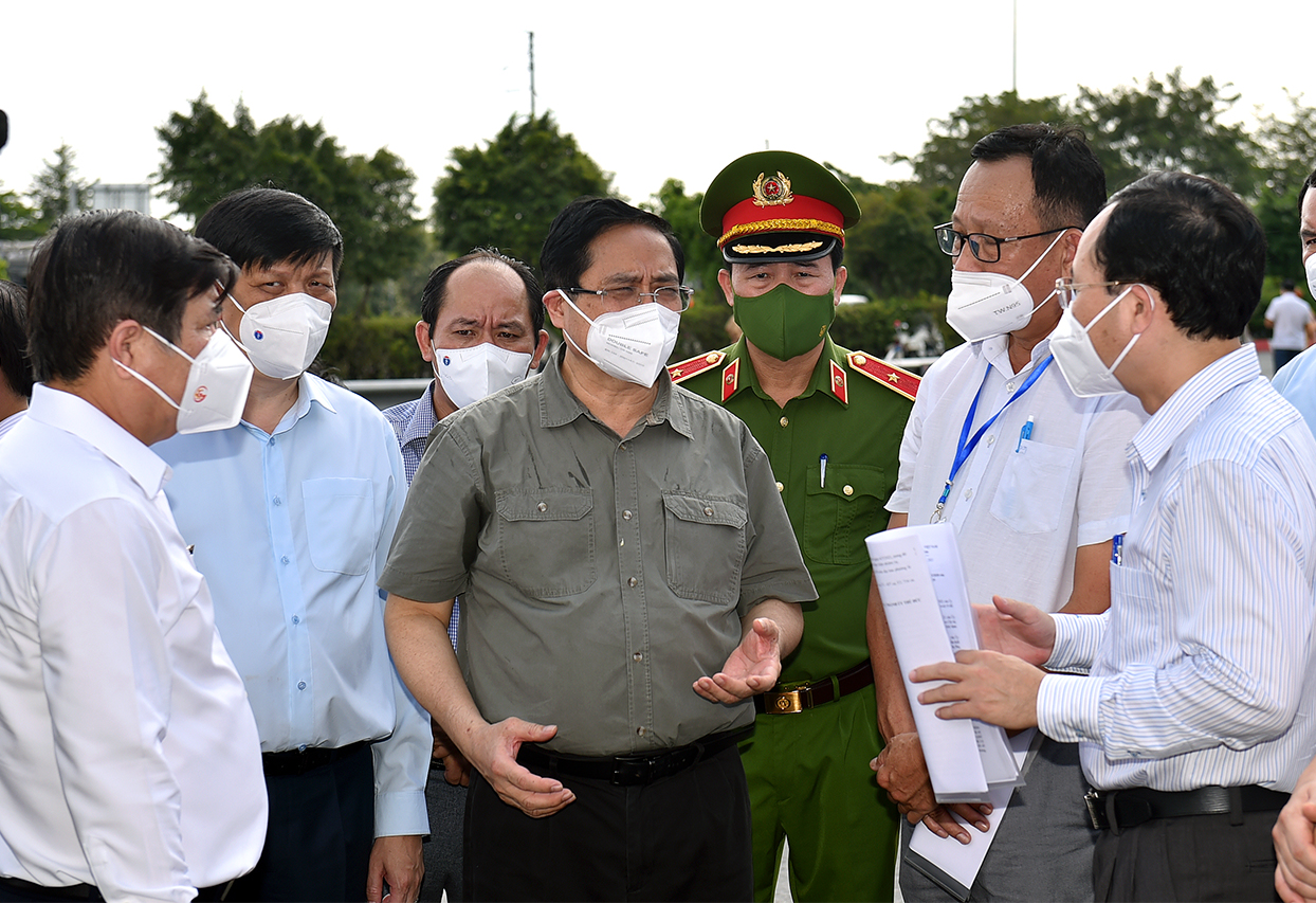 Thủ tướng nghe lực lượng chức năng b&aacute;o c&aacute;o việc thực hiện Chỉ thị 16 tại phường T&acirc;n Ph&uacute;, TP. Thủ Đức.