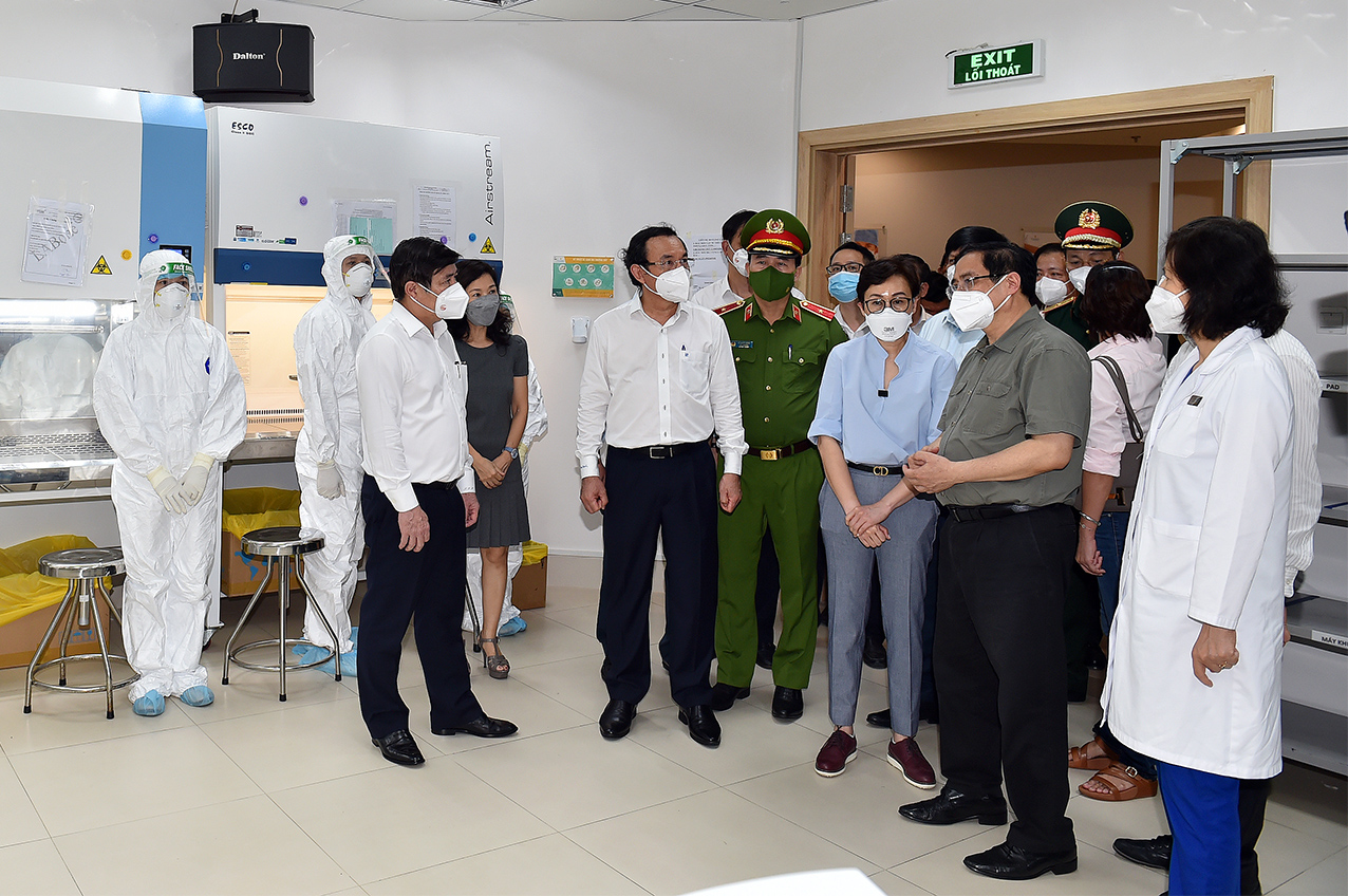 Thủ tướng thăm cơ sở x&eacute;t nghiệm khẳng định SARS-CoV-2 bằng phương ph&aacute;p Realtime RT-PCR tại Bệnh viện đa khoa quốc tế Vinmec (quận B&igrave;nh Thạnh).