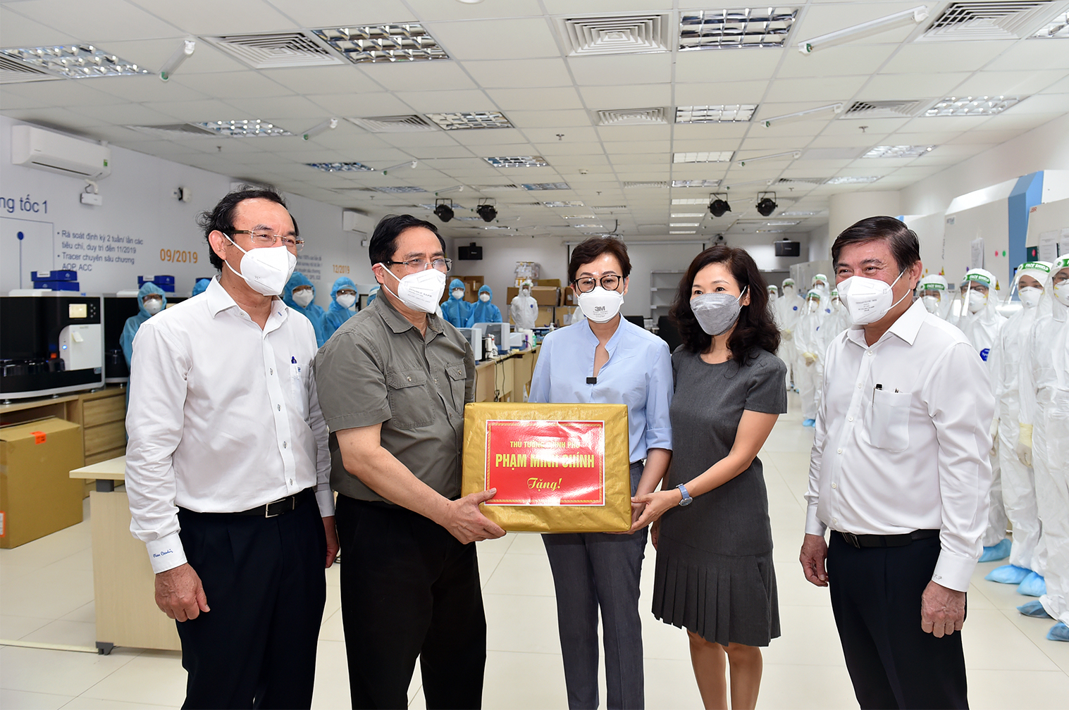 Thủ tướng động vi&ecirc;n đội ngũ kỹ thuật vi&ecirc;n l&agrave;m c&ocirc;ng t&aacute;c x&eacute;t nghiệm tại&nbsp;Bệnh viện đa khoa quốc tế Vinmec.