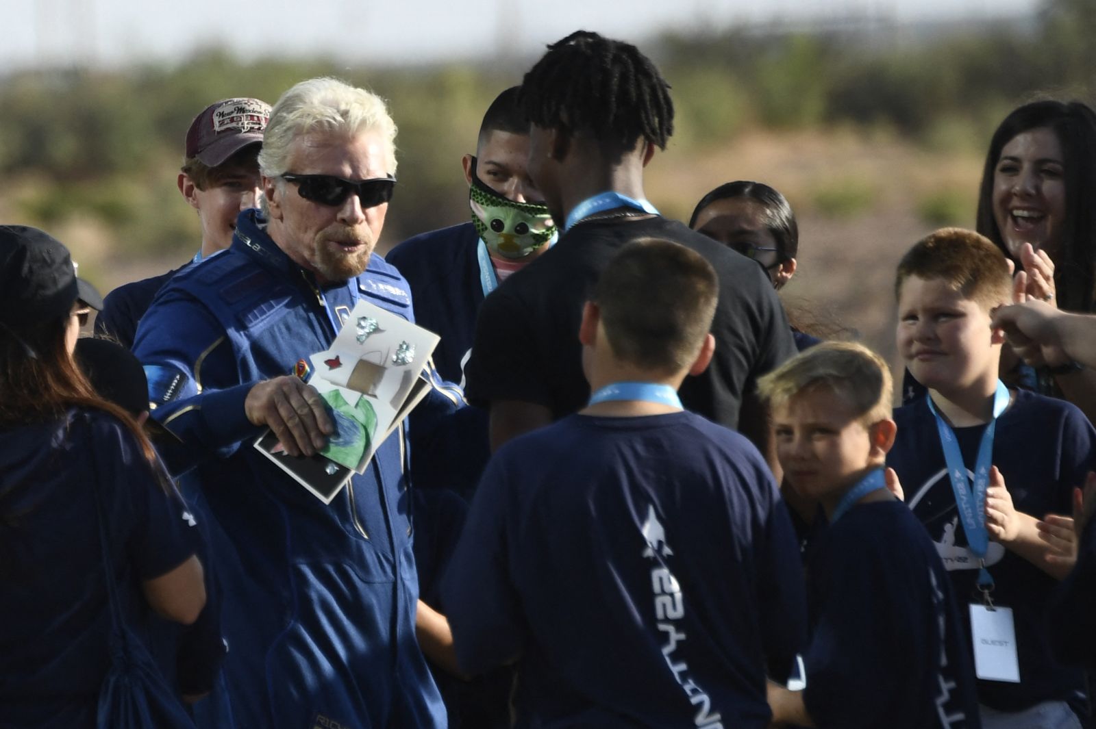 Tỷ ph&uacute; Richard Branson chuẩn bị bước l&ecirc;n t&agrave;u vũ trụ.