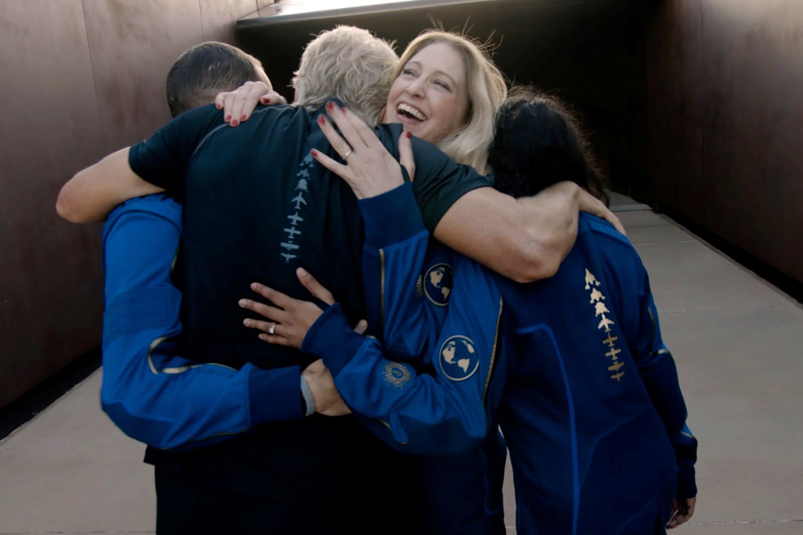 Hướng dẫn phi h&agrave;nh gia trưởng của Virgin Galactic, Beth Moses &ocirc;m Branson v&agrave; c&aacute;c th&agrave;nh vi&ecirc;n phi h&agrave;nh đo&agrave;n kh&aacute;c trước chuyến bay lịch sử v&agrave;o vũ trụ.&nbsp;