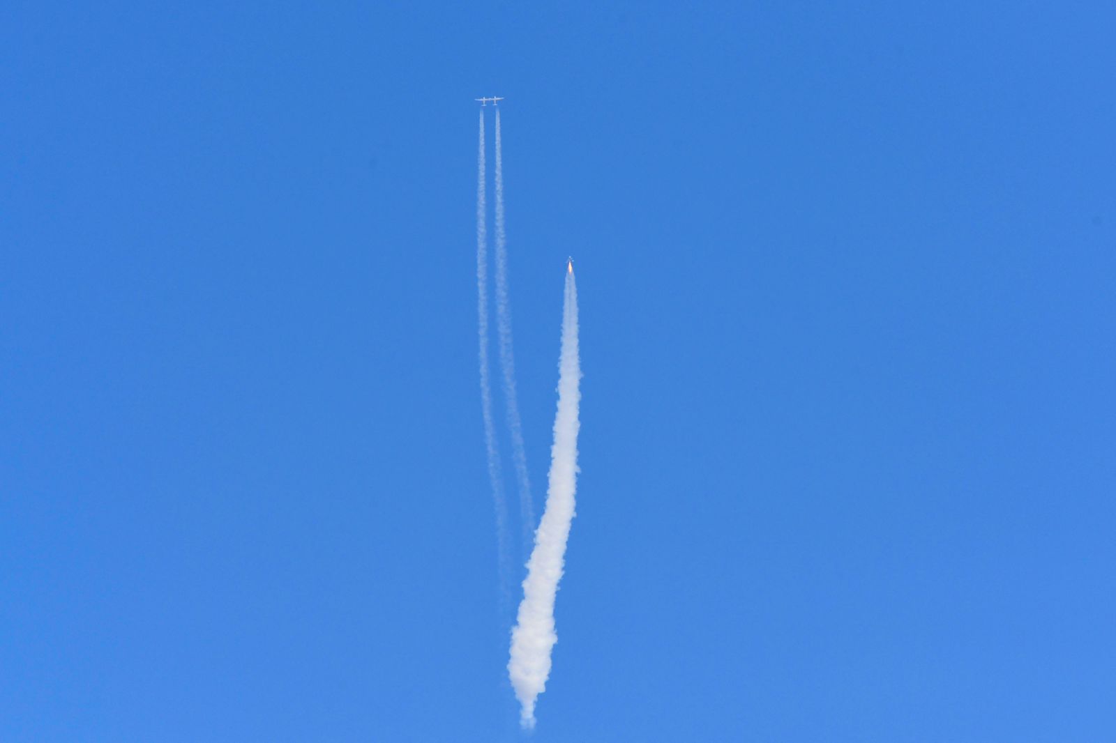Con t&agrave;u VSS Unity của Virgin Galactic t&aacute;ch khỏi t&agrave;u ph&oacute;ng v&agrave; bay v&agrave;o kh&ocirc;ng gian. Con t&agrave;u cất c&aacute;nh từ s&acirc;n bay vũ trụ Spaceport America - s&acirc;n bay của Virgin Galactic ở New Mexico (Mỹ) l&ecirc;n r&igrave;a kh&ocirc;ng gian. Chuyến đi bị tr&igrave; ho&atilde;n 90 ph&uacute;t do thời tiết.