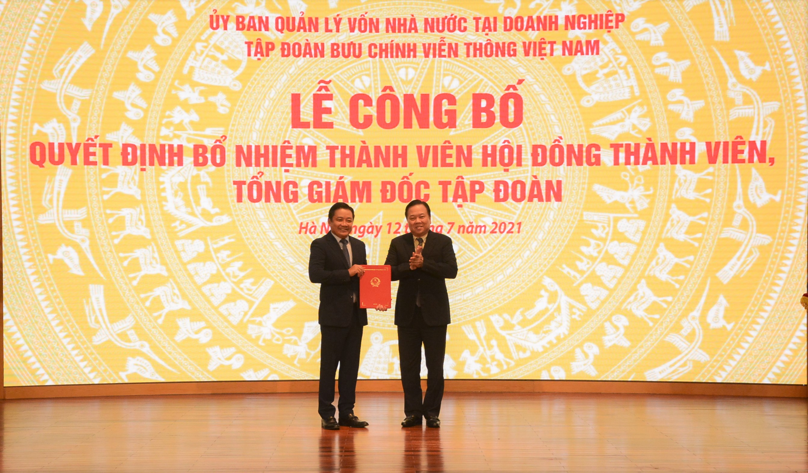 Chủ tịch Ủy ban Quản lý vốn nhà nước tại 6Pg88.con độc quyền mỗi ngày Nguyễn Hoàng Anh trao quyết định bổ nhiệm ông Huỳnh Quang Liêm giữ chức vụ Thành viên Hội đồng Thành viên Tập đoàn VNPT