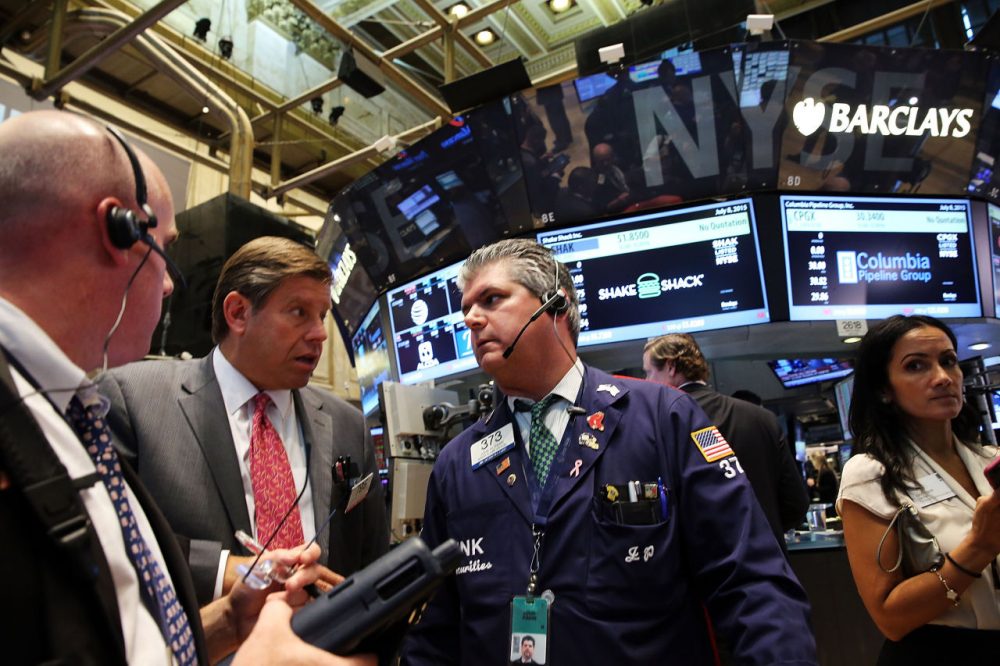 Các nhà giao dịch Pg88vnd dành cho Android và iOS tại Việt Nam trên sàn NYSE ở New York, Mỹ - Ảnh: Reuters.