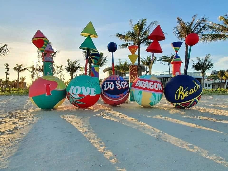 B&atilde;i tắm nh&acirc;n tạo d&agrave;i hơn 1 km, rộng 23 ha được sử dụng c&ocirc;ng nghệ lọc nước biển nằm trong khu du lịch Đồi Rồng.