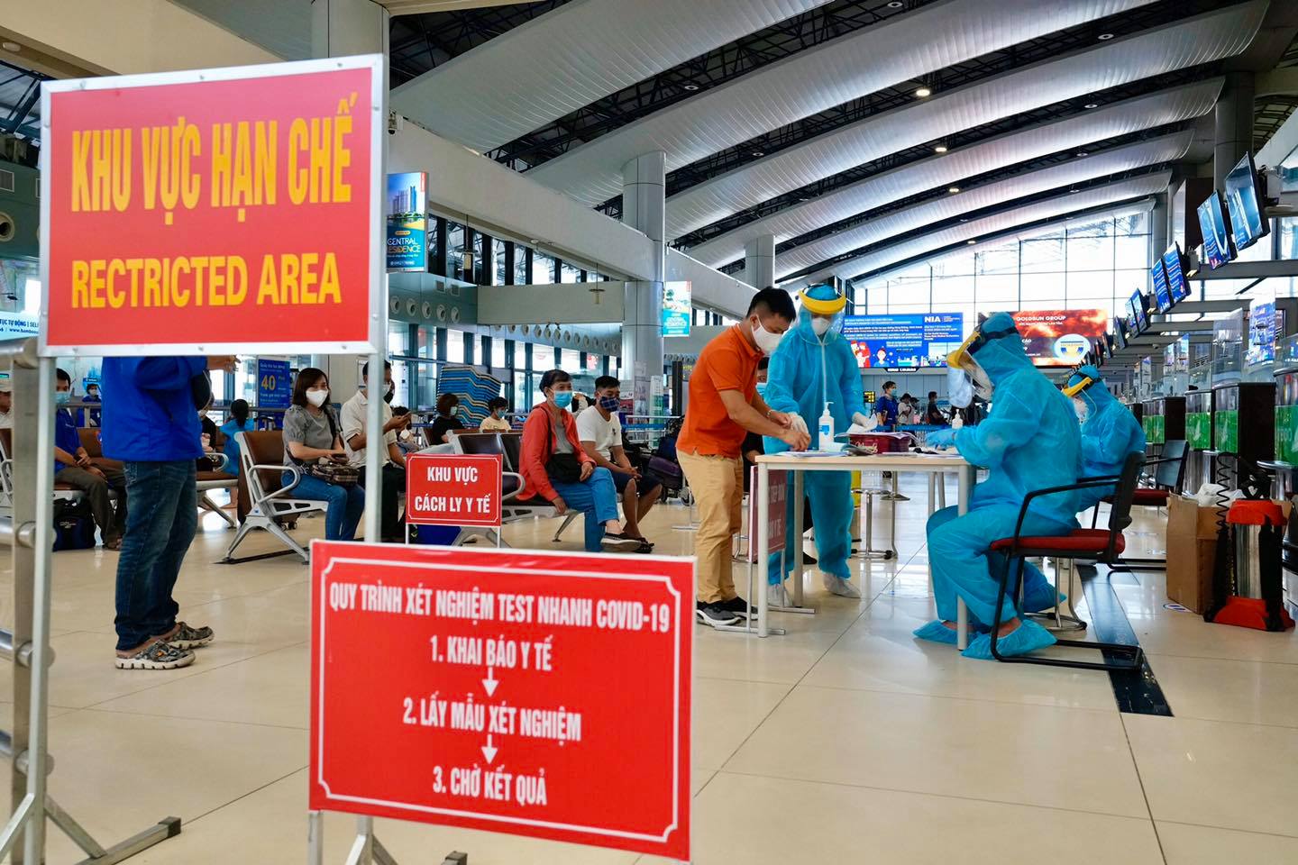 Trung t&acirc;m Y tế huyện S&oacute;c Sơn (H&agrave; Nội) cung cấp dịch vụ test nhanh Covid-19 tại s&acirc;n bay Nội B&agrave;i. Ảnh: Cảng h&agrave;ng kh&ocirc;ng quốc tế Nội B&agrave;i.&nbsp;