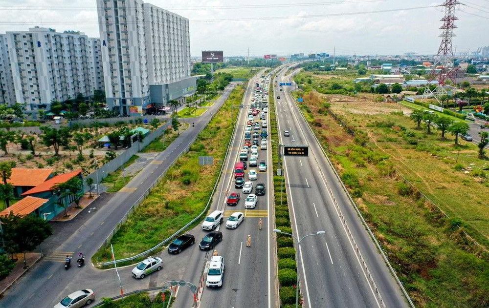 Cao tốc TP. HCM - Long Thành - Dầu Giây thường xuyên ùn tắc bởi lượng xe cộ lớn.
