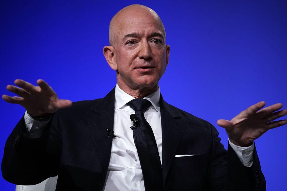 Một tuần trước khi bay vào vũ trụ, Jeff Bezos chi 200 triệu USD làm từ thiện