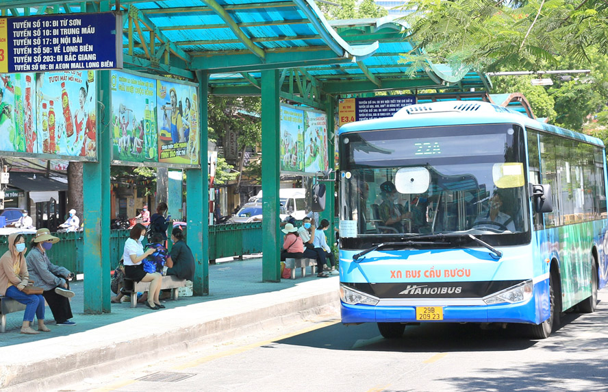 Nhiều tuyến xe tại Bến xe buýt trung chuyển Long Biên phải cắt giảm tần suất hoạt độngdo ảnh hưởng của dịch Covid-19.