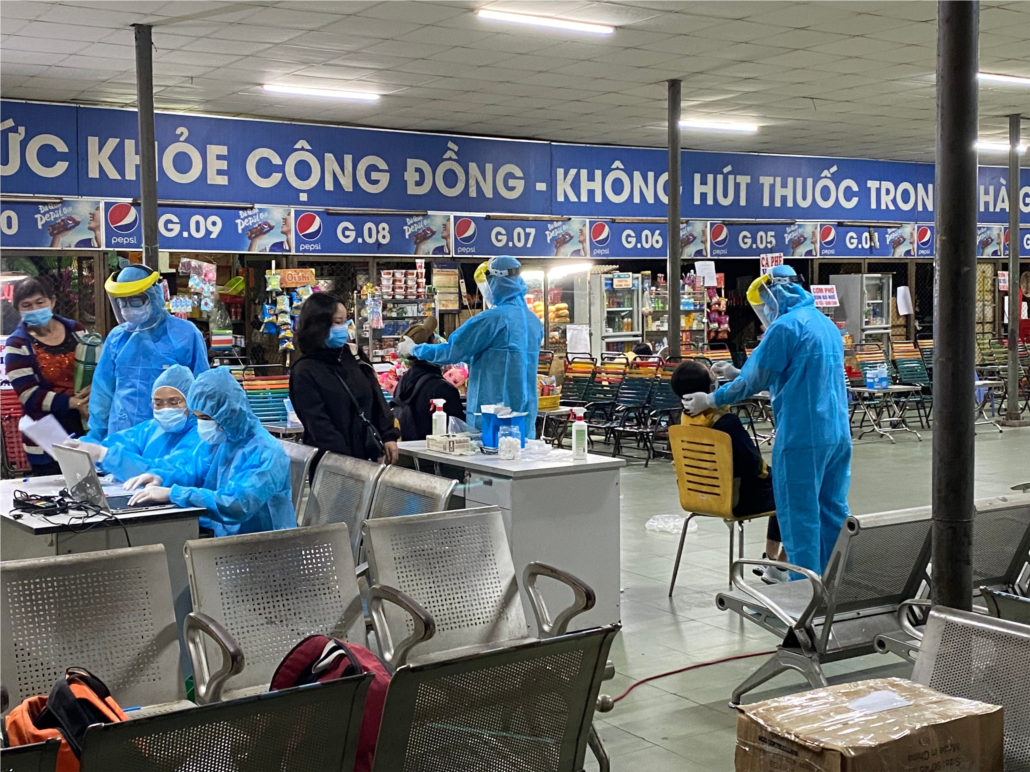 Lấy mẫu xét nghiệm giám sát tại bến xe miền Đông (nguồn: BS Kim Ưng - HCDC).