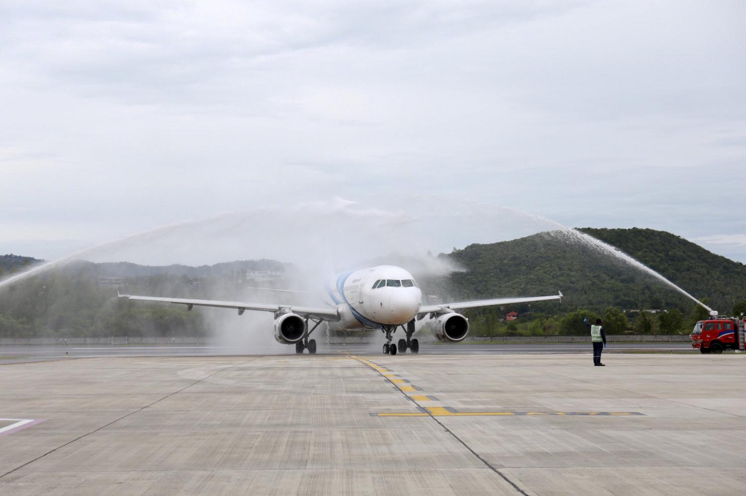M&agrave;n phun nước đ&oacute;n ch&agrave;o chiếc m&aacute;y bay của Bangkok Airways chở nh&oacute;m du kh&aacute;ch đầu ti&ecirc;n đến Koh Samui.&nbsp;Ảnh: Bangkok Post.