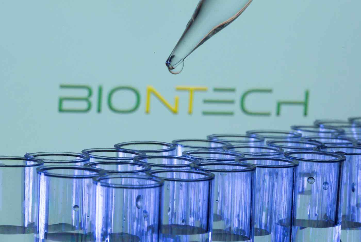 vaccine của Pfizer-BioNTech và Moderna có khả năng bảo vệ người tiêm trước các biến thể virus hiện tại - Ảnh: Reuters
