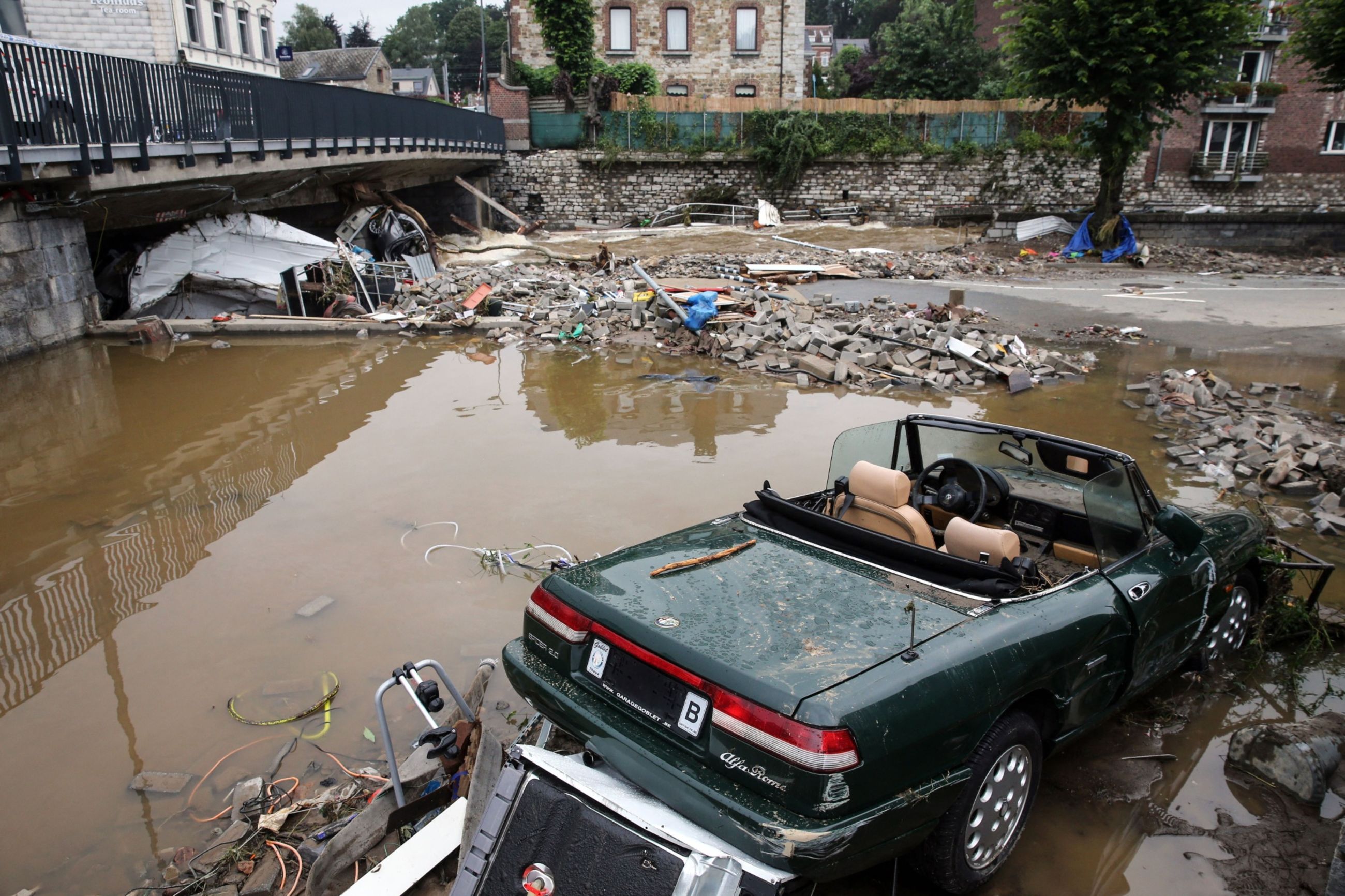 &Ocirc;t&ocirc; bị hư hỏng tại&nbsp;Theux, Bỉ - Ảnh:&nbsp;AFP/Getty Images